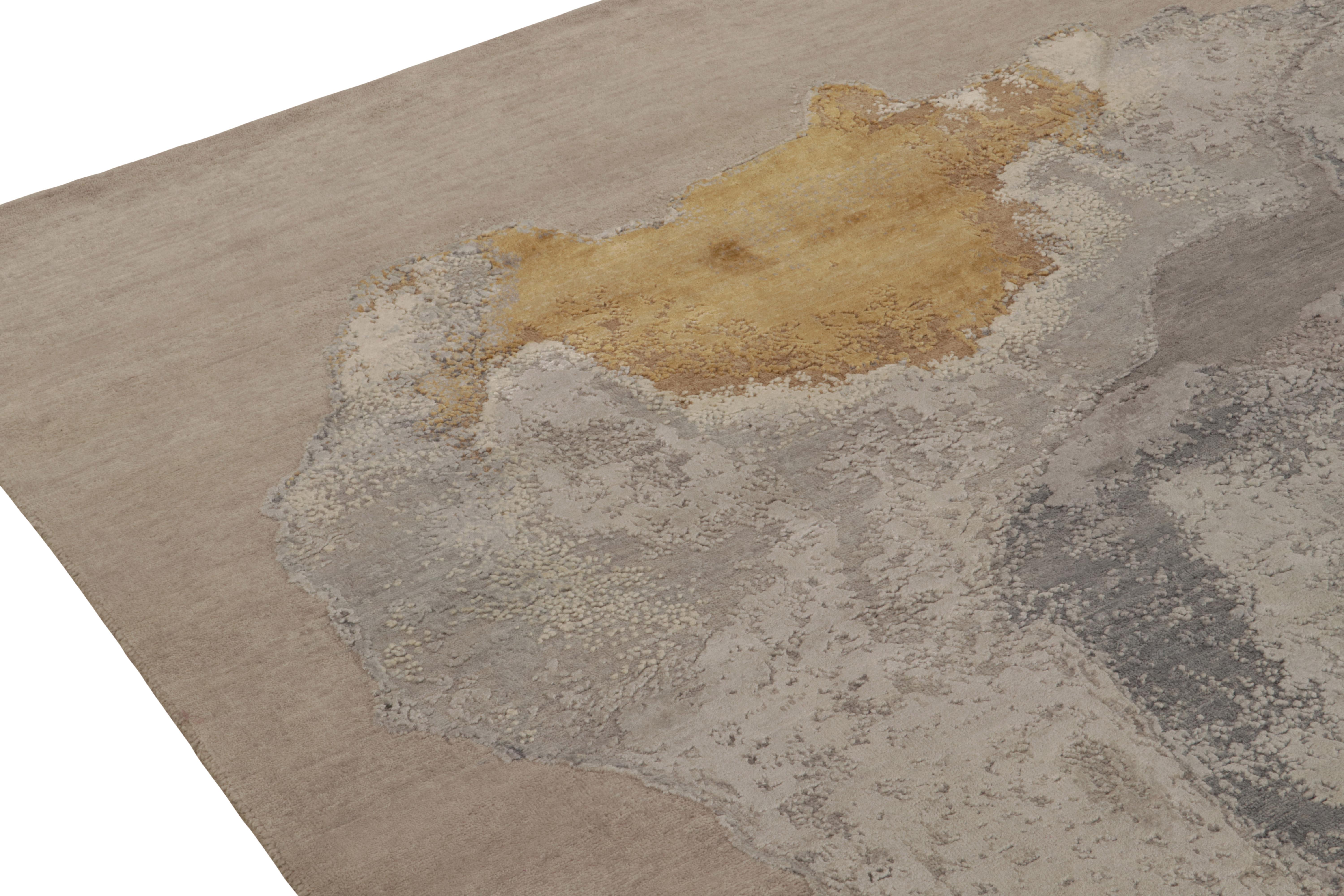 Annodato a mano Rug & Kilim: tappeto astratto con motivi grigio-argento, oro e marrone in vendita