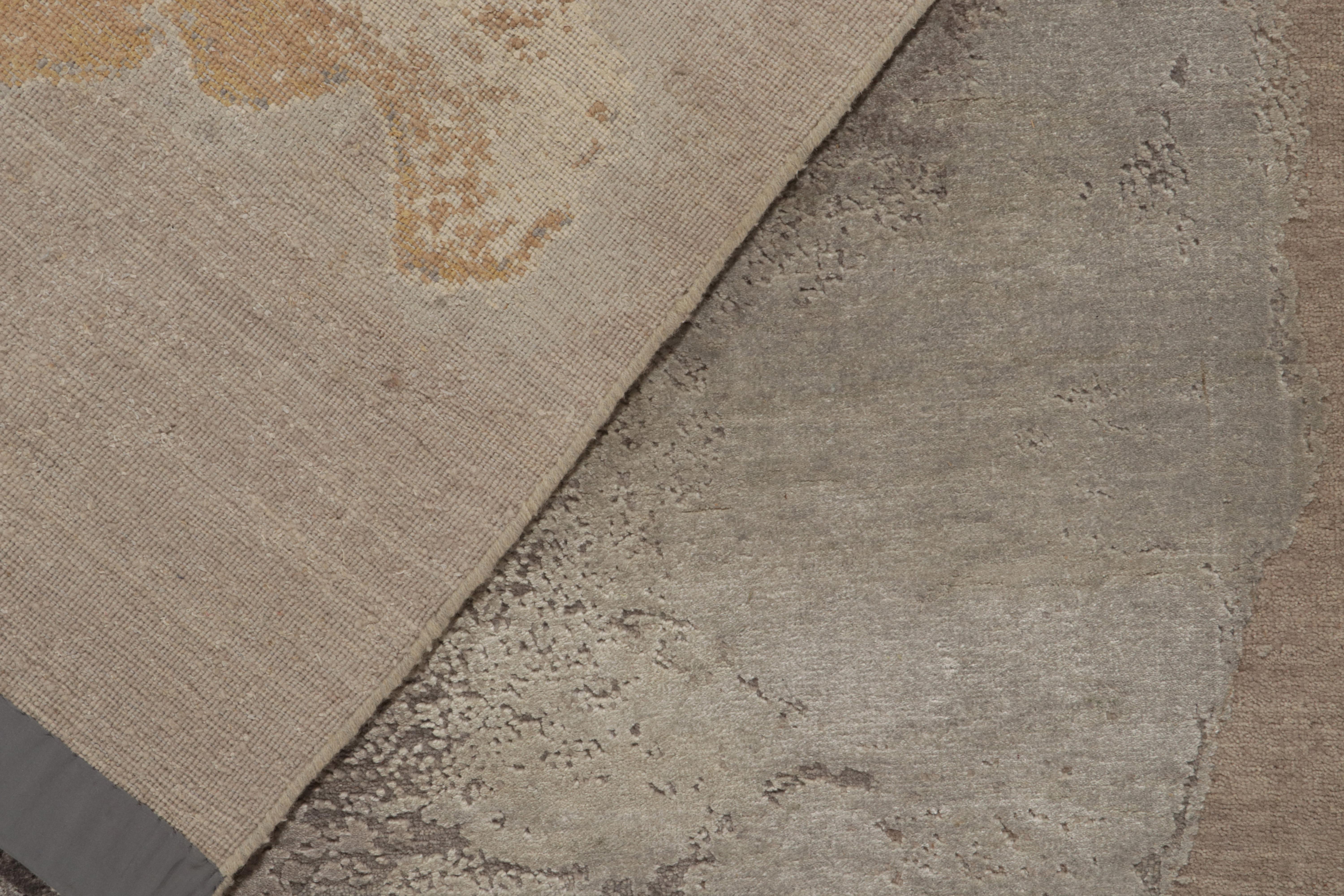 XXI secolo e contemporaneo Rug & Kilim: tappeto astratto con motivi grigio-argento, oro e marrone in vendita