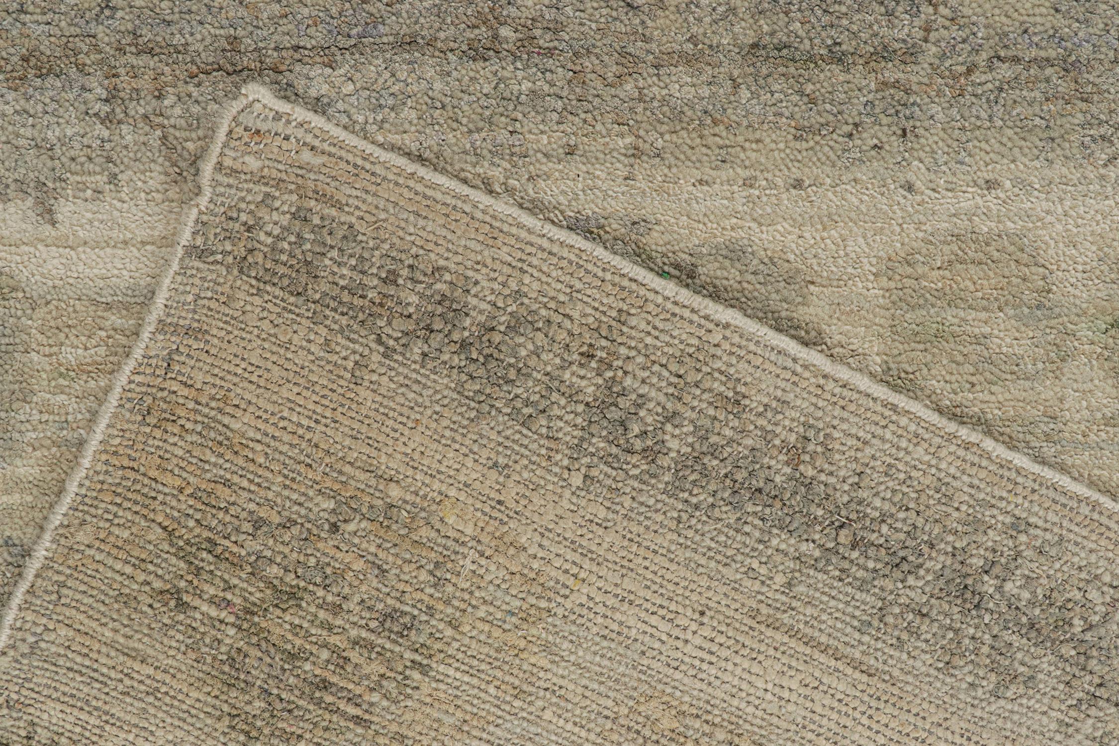 Alfombra abstracta de Rug & Kilim con motivos beige y gris Siglo XXI y contemporáneo en venta