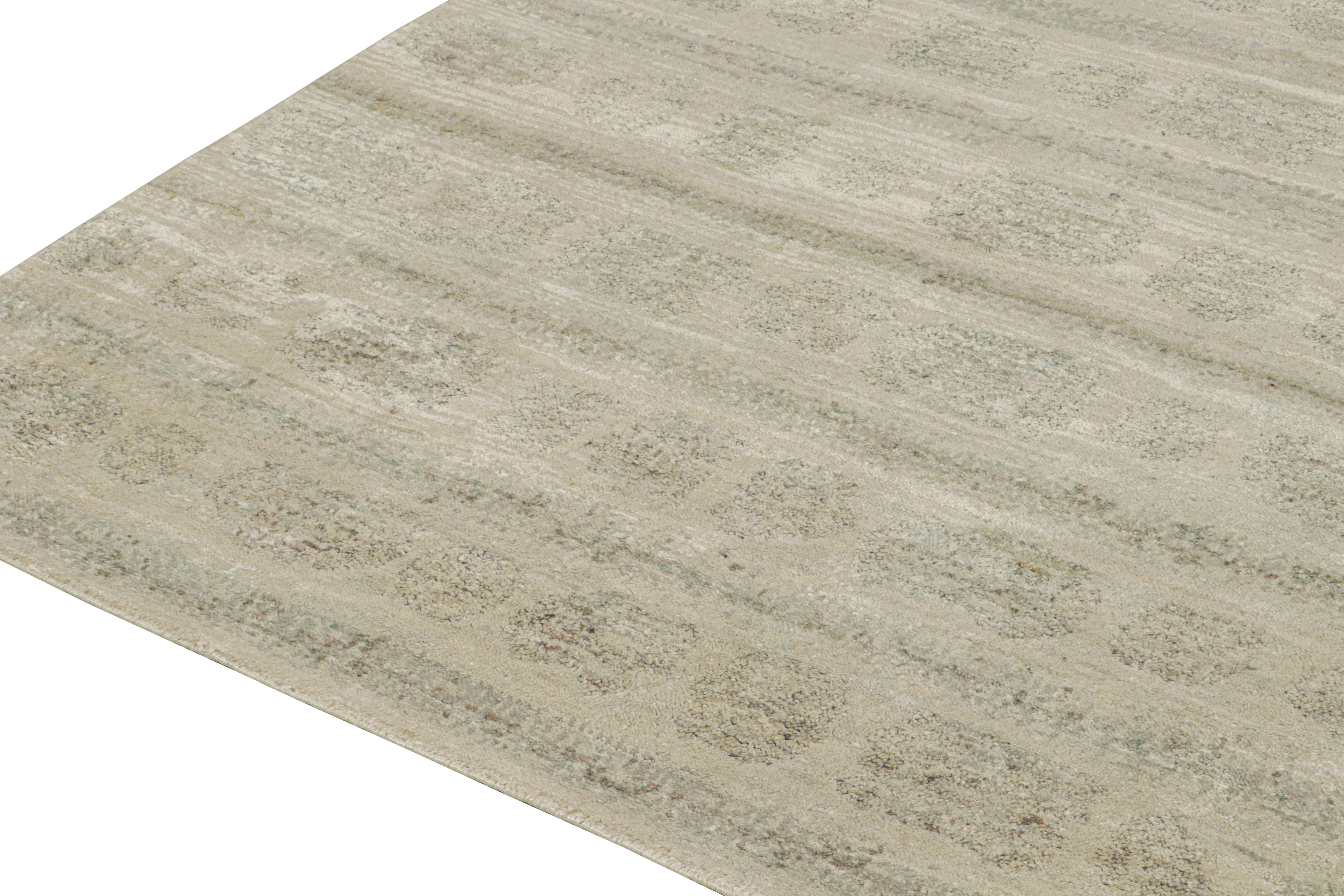 Noué à la main Tapis abstrait à motifs beige et gris de Rug & Kilim en vente