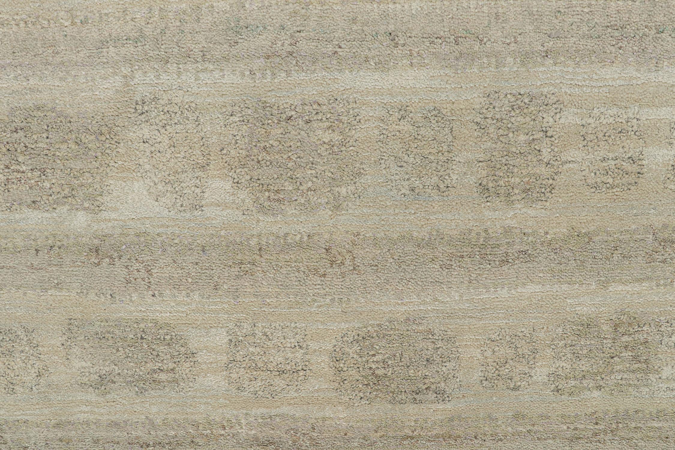 Tapis abstrait à motifs beige et gris de Rug & Kilim Neuf - En vente à Long Island City, NY
