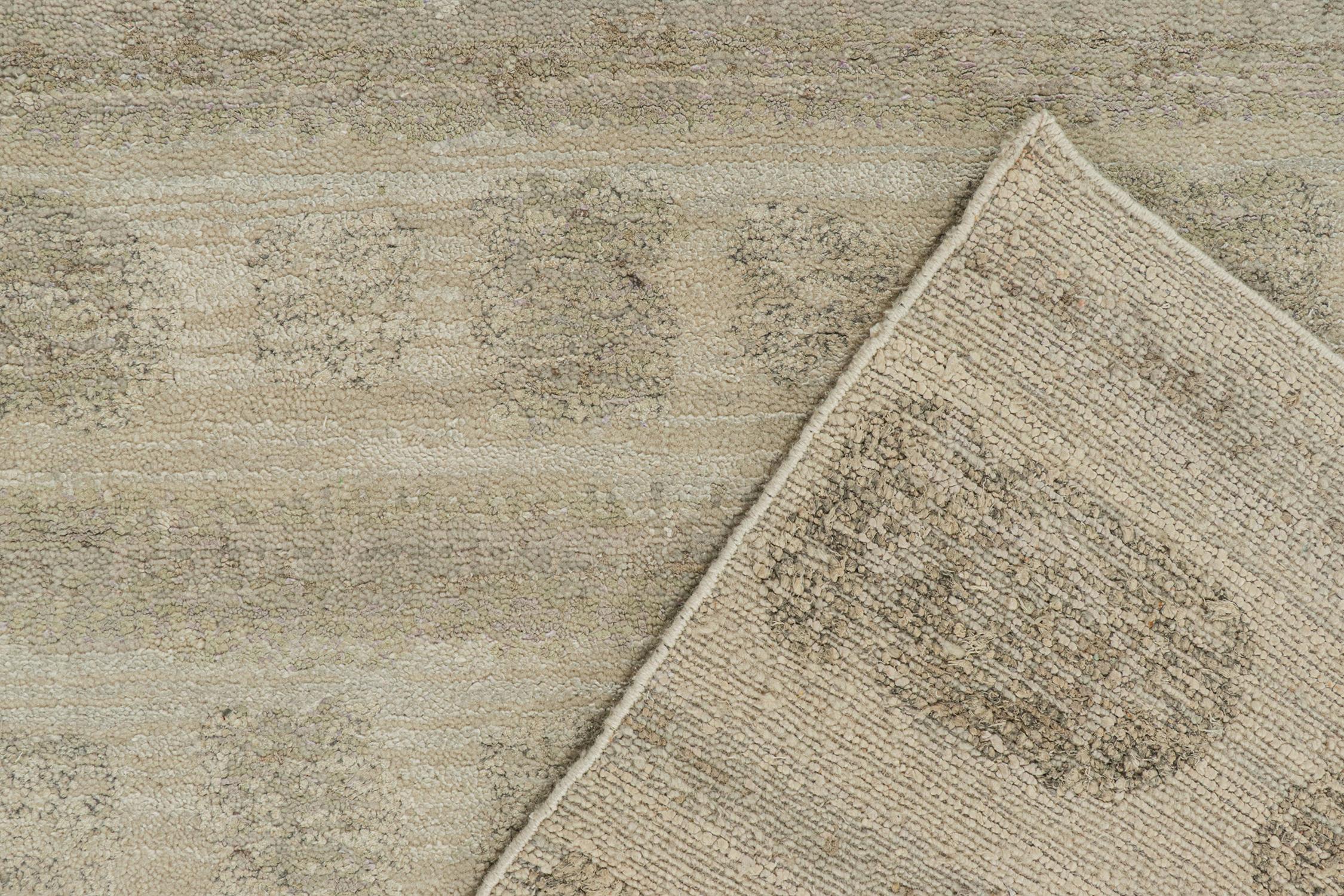 XXIe siècle et contemporain Tapis abstrait à motifs beige et gris de Rug & Kilim en vente
