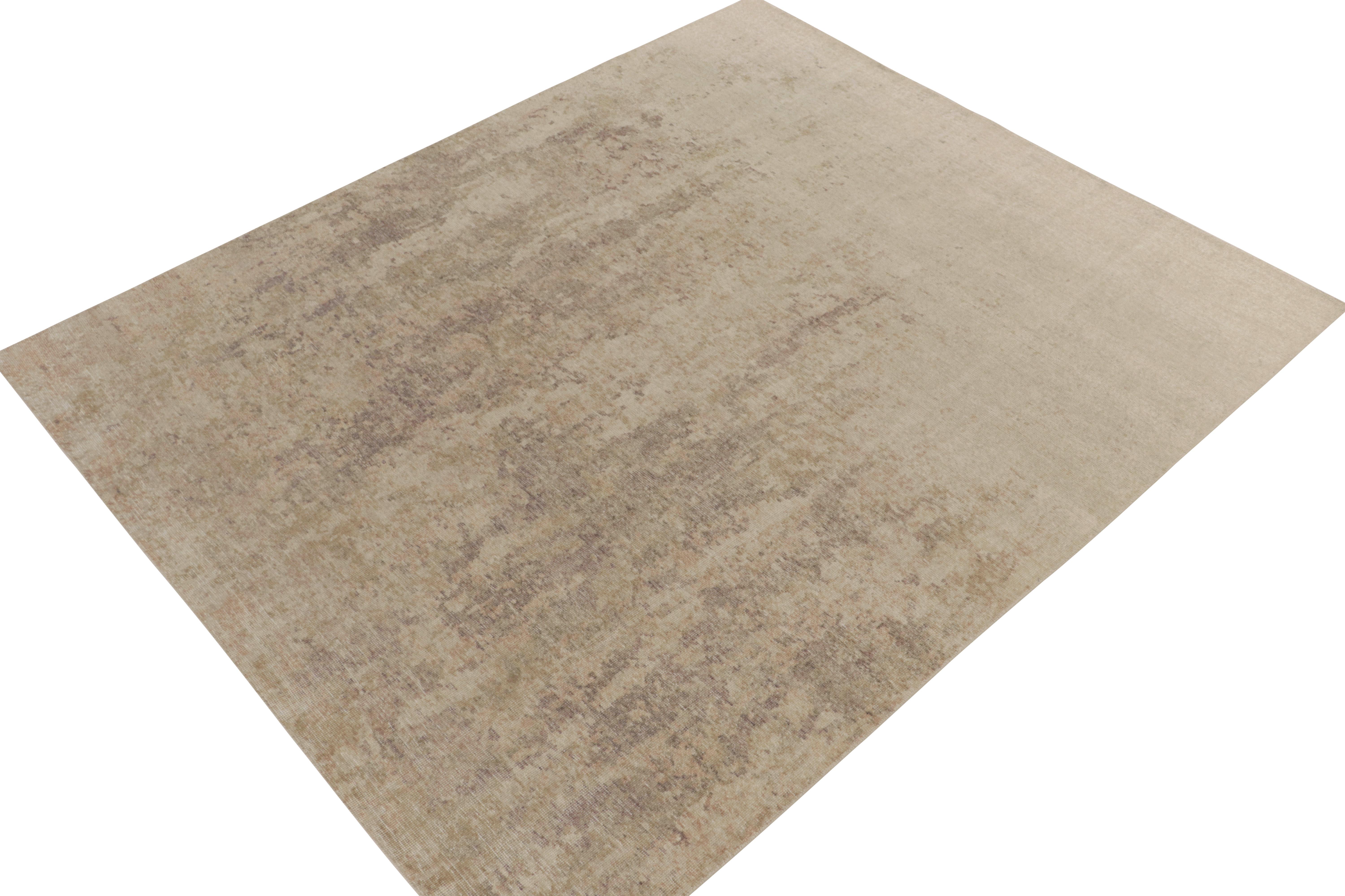 Ispirato all'estetica astratta, uno splendido tappeto in lana 8x10 annodato a mano della collezione Homage di Rug & Kilim.

Sul design: 

Il gioco pittorico dei beige-marroni e delle tonalità tenui all'interno della colorazione conferisce un