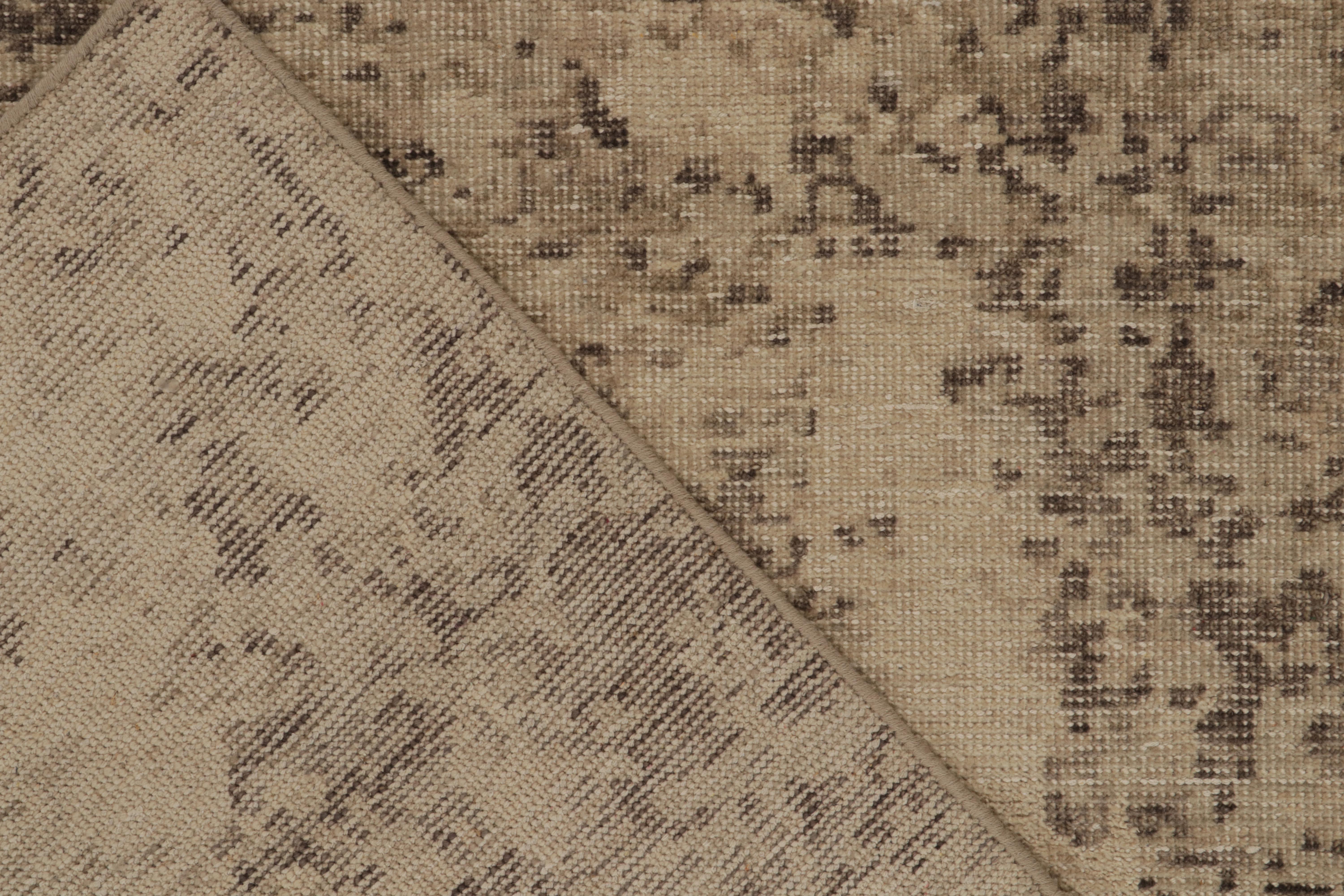 XXI secolo e contemporaneo Rug & Kilim - Tappeto astratto in stile beige-marrone invecchiato in vendita