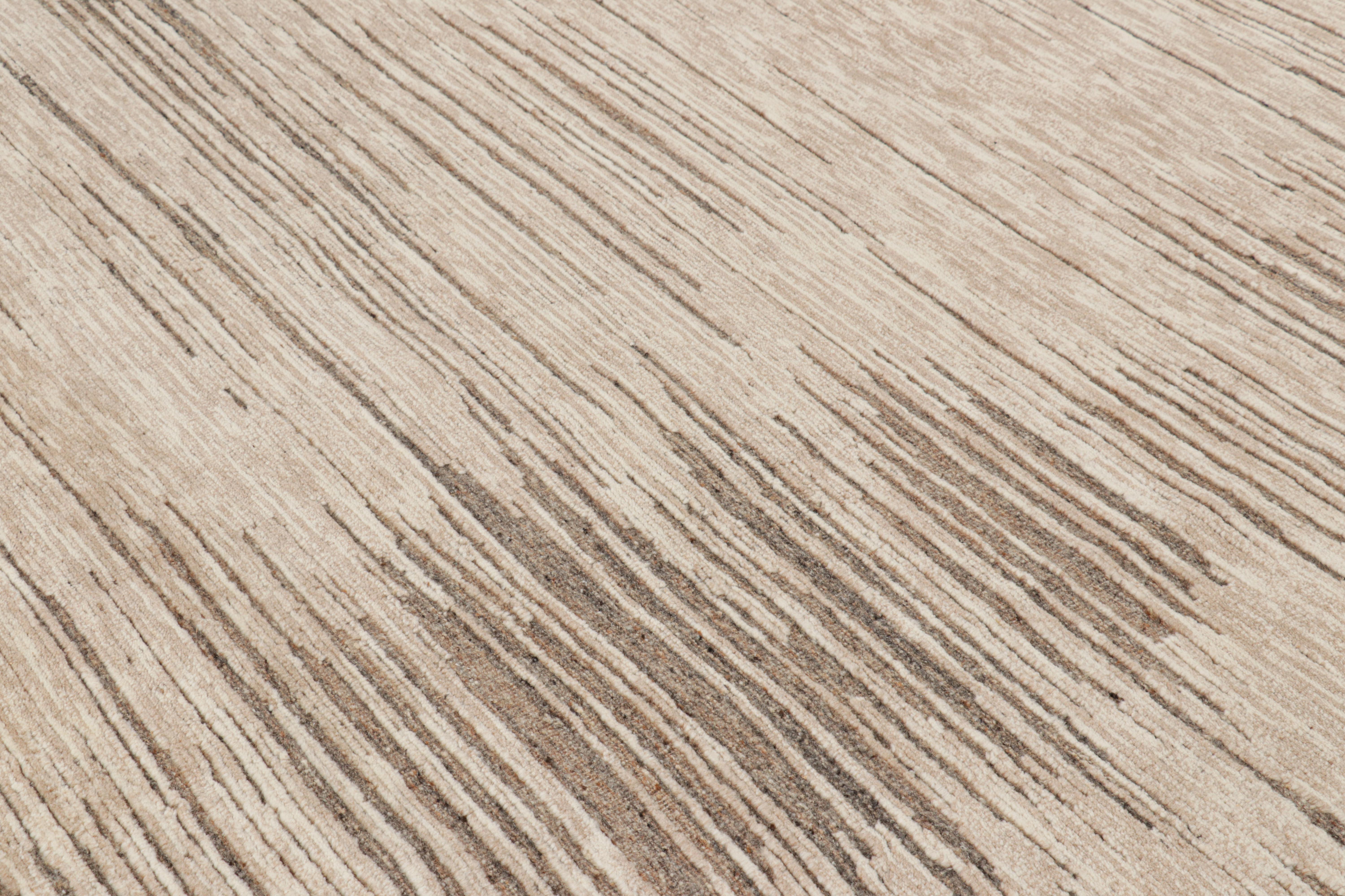 Dieser moderne, abstrakte 8x10 große Teppich aus handgeknüpfter Wolle ist in beige-braunen Tönen gehalten, die geometrische Muster wie malerische Pinselstriche unterstreichen und mit einer Hoch-Tief-Struktur kombiniert sind. 

Über das Design:
