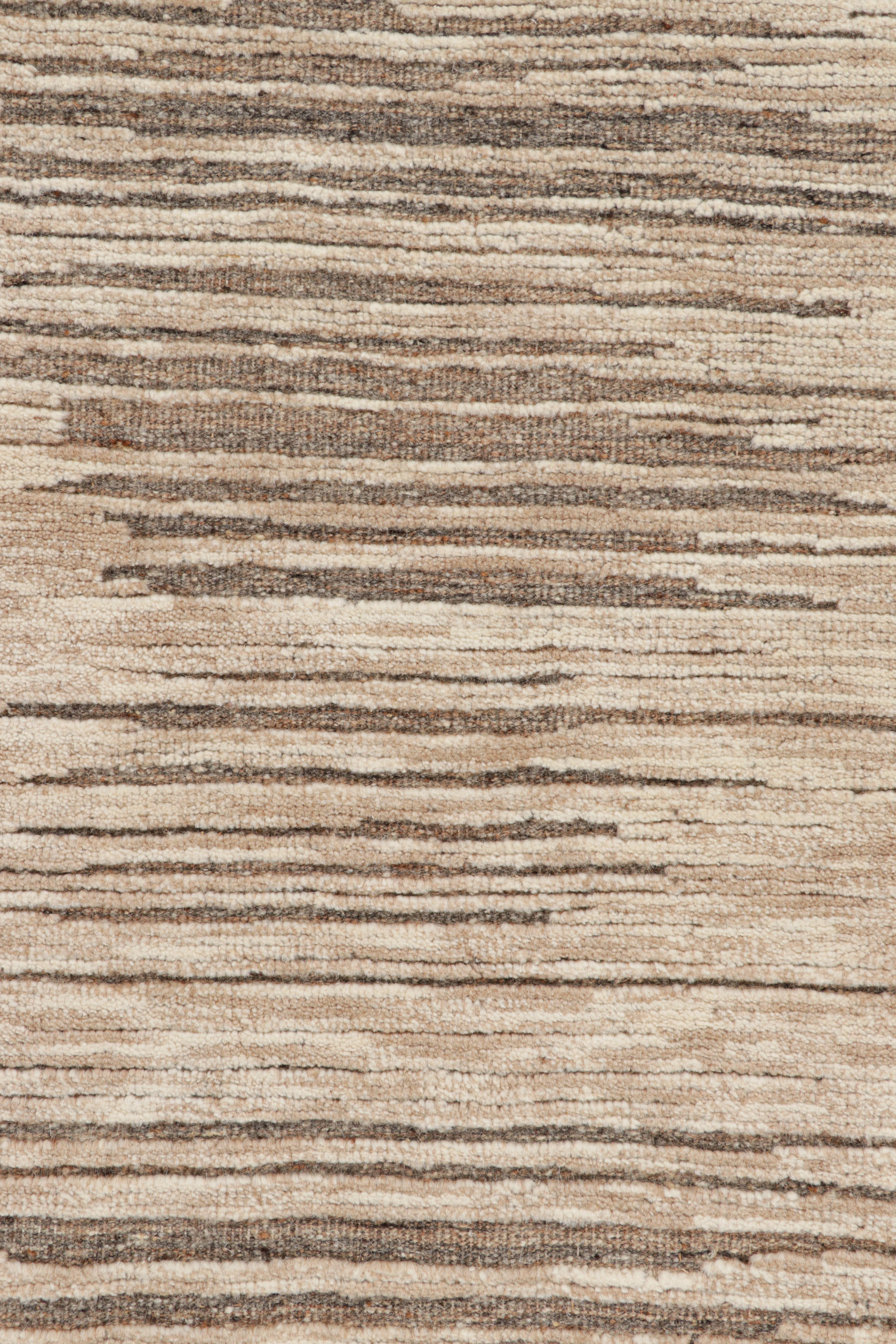 Abstrakter Teppich von Rug & Kilim in Beige-Braun mit geometrischen Mustern (Moderne) im Angebot