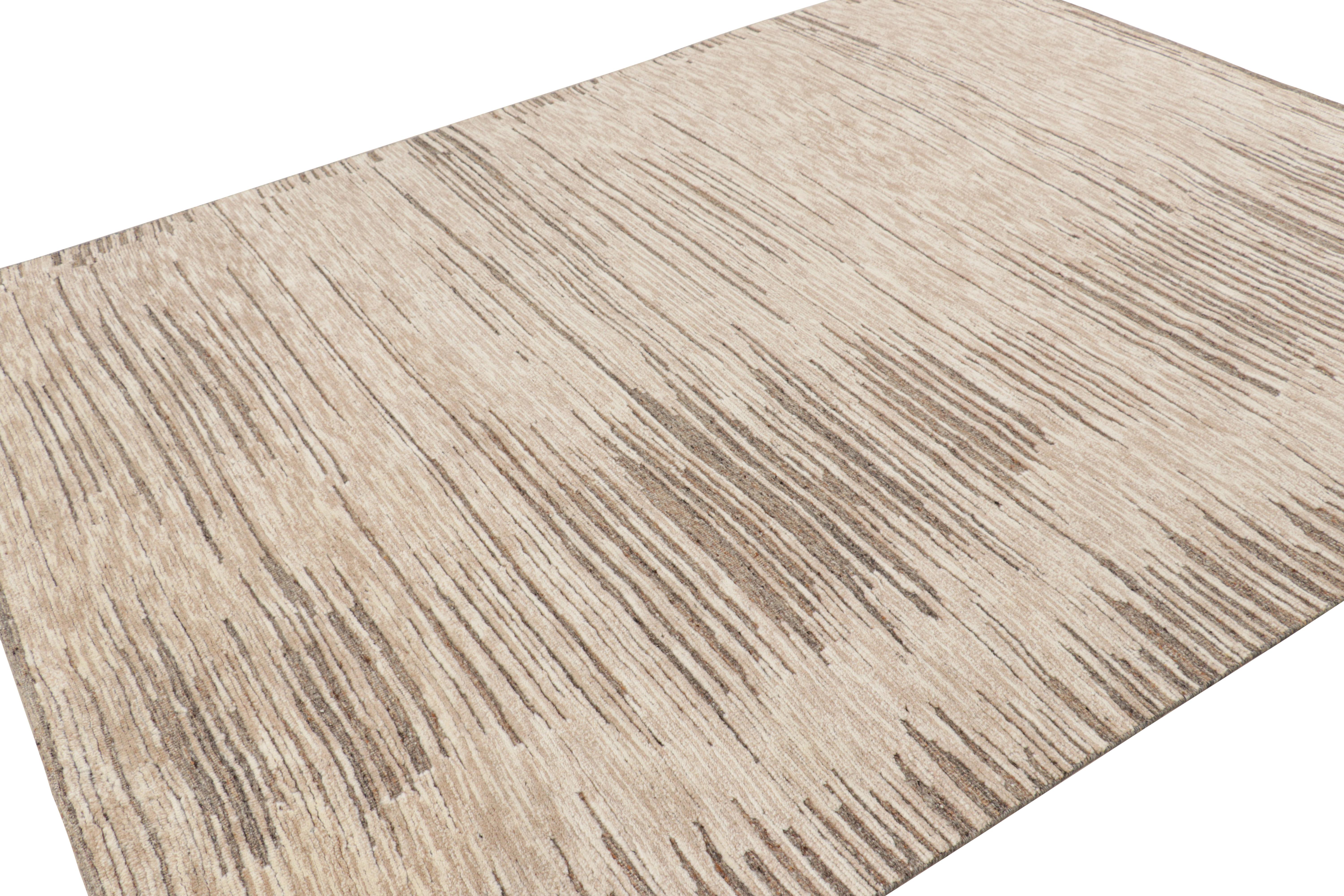 Abstrakter Teppich von Rug & Kilim in Beige-Braun mit geometrischen Mustern (Indisch) im Angebot