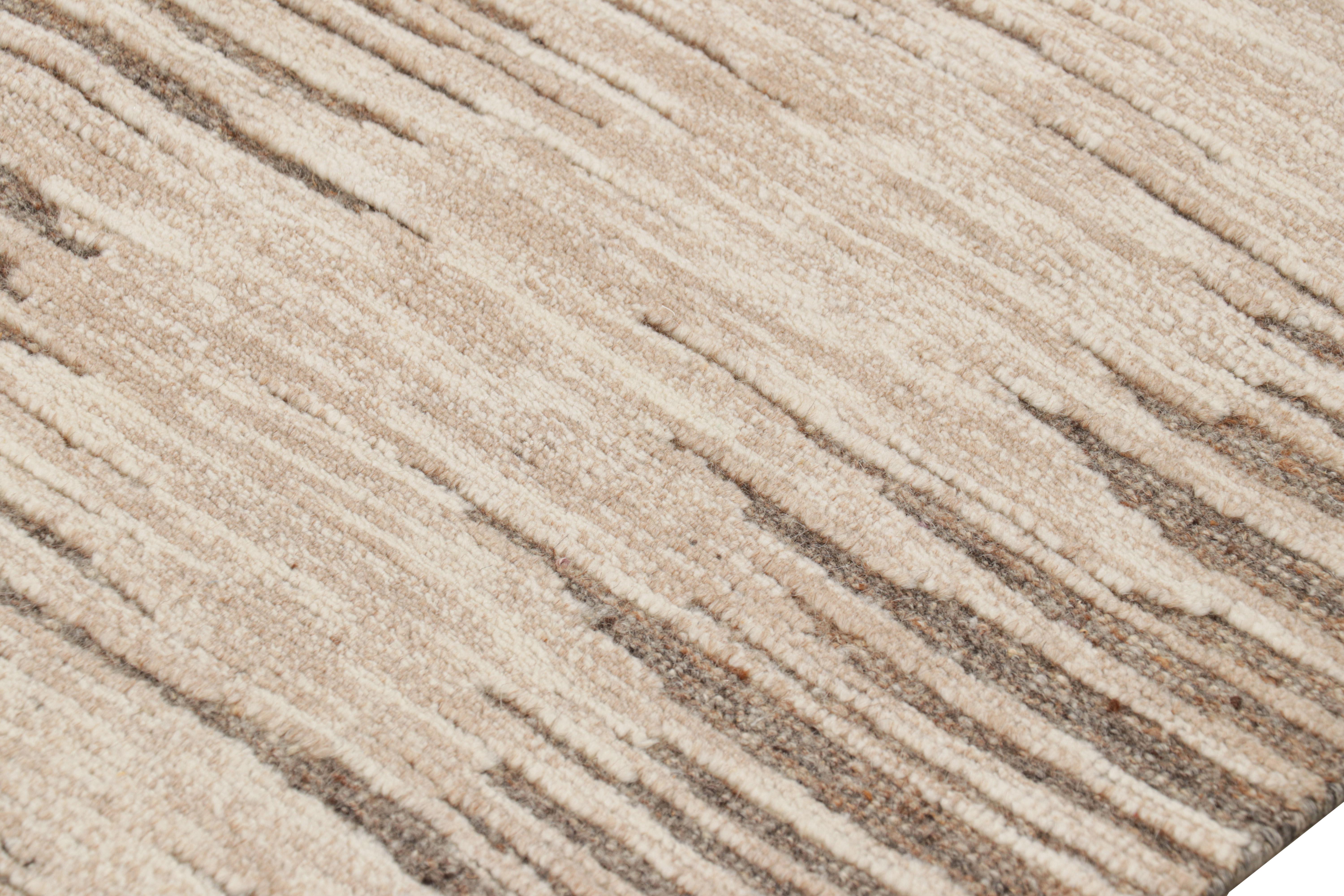 Abstrakter Teppich von Rug & Kilim in Beige-Braun mit geometrischen Mustern im Zustand „Neu“ im Angebot in Long Island City, NY