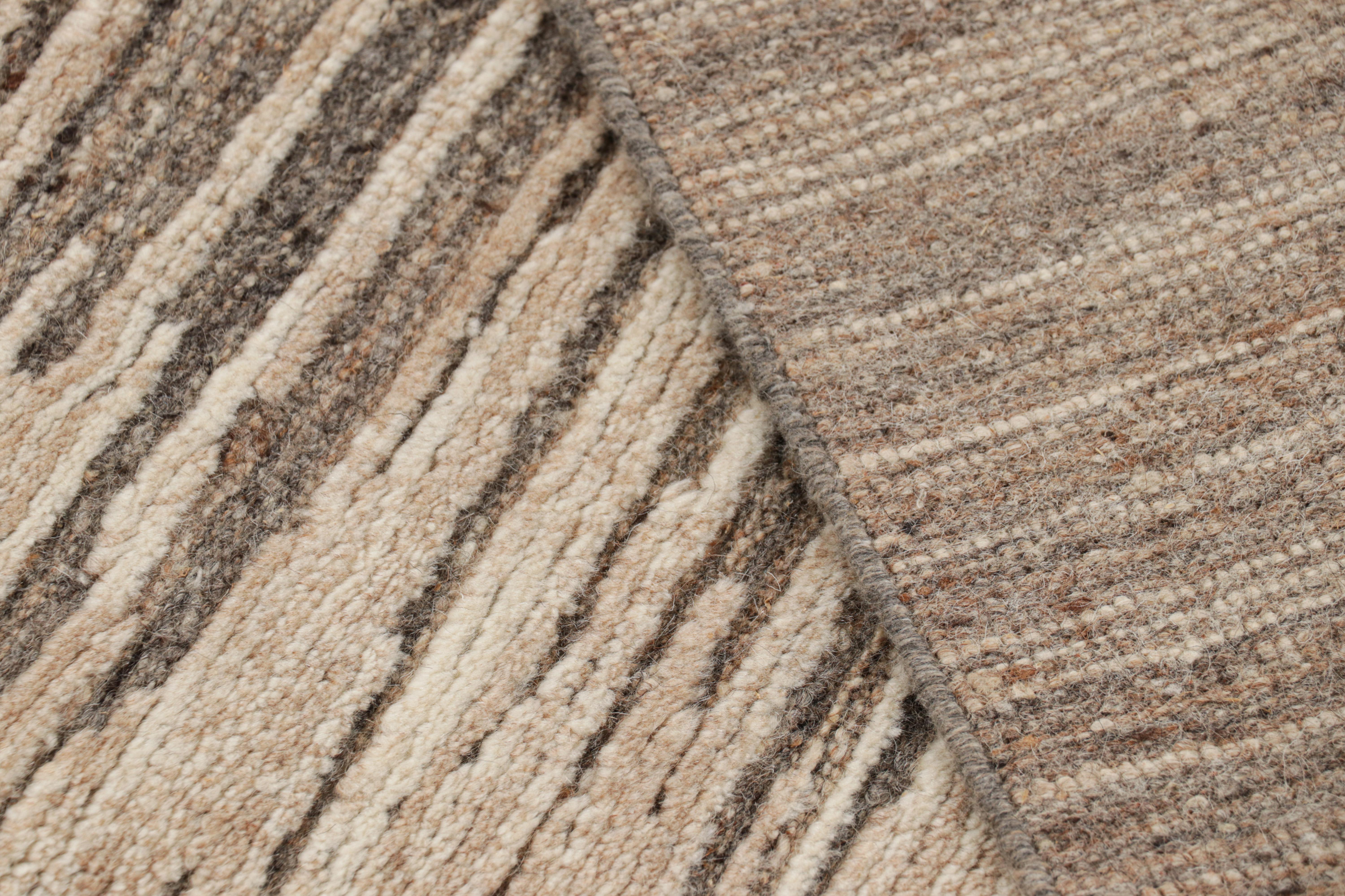 Abstrakter Teppich von Rug & Kilim in Beige-Braun mit geometrischen Mustern (21. Jahrhundert und zeitgenössisch) im Angebot