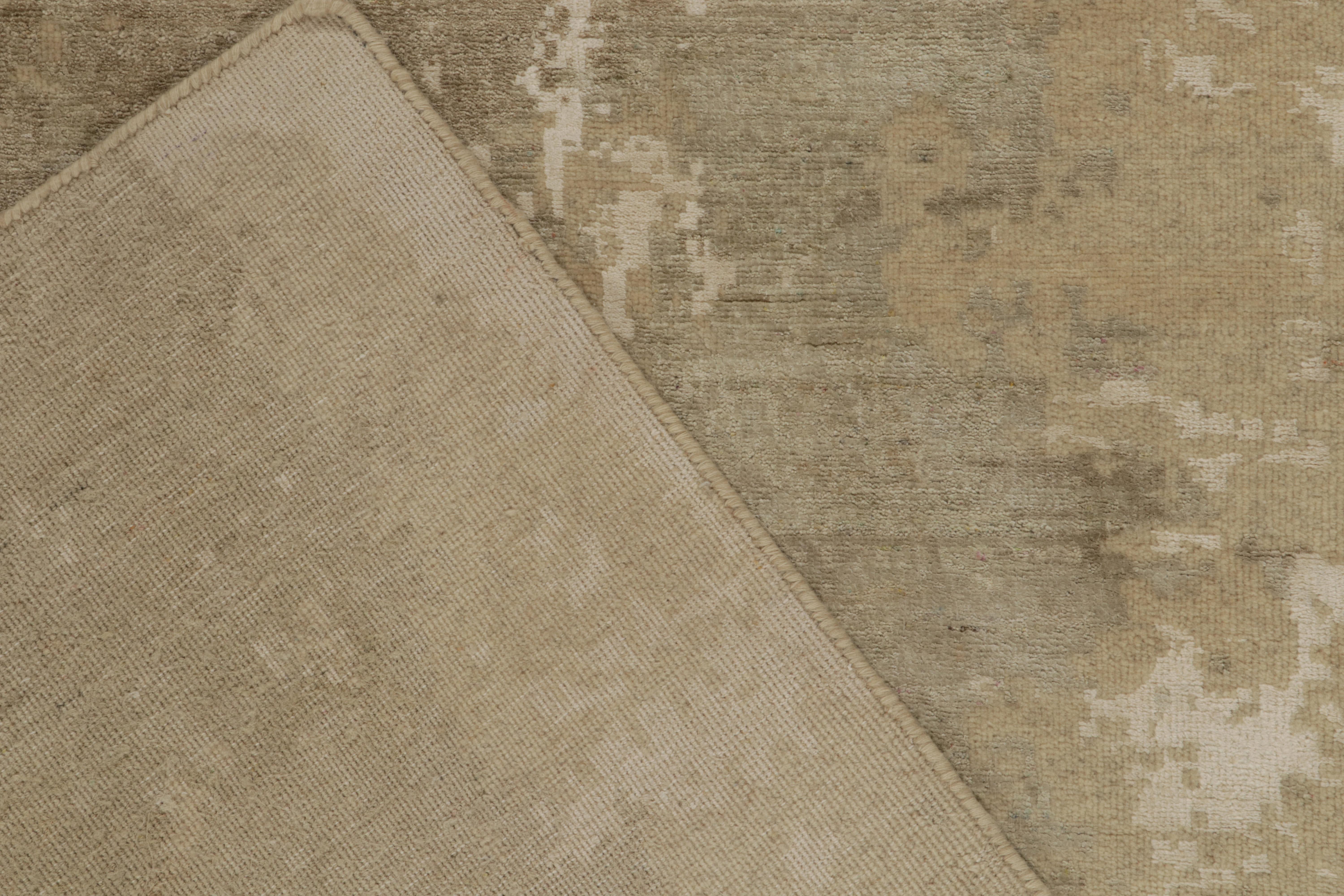 XXIe siècle et contemporain Rug & Kilim's Abstract Rug in Beige-Brown Painterly Pattern (tapis abstrait à motifs peints beige et marron) en vente