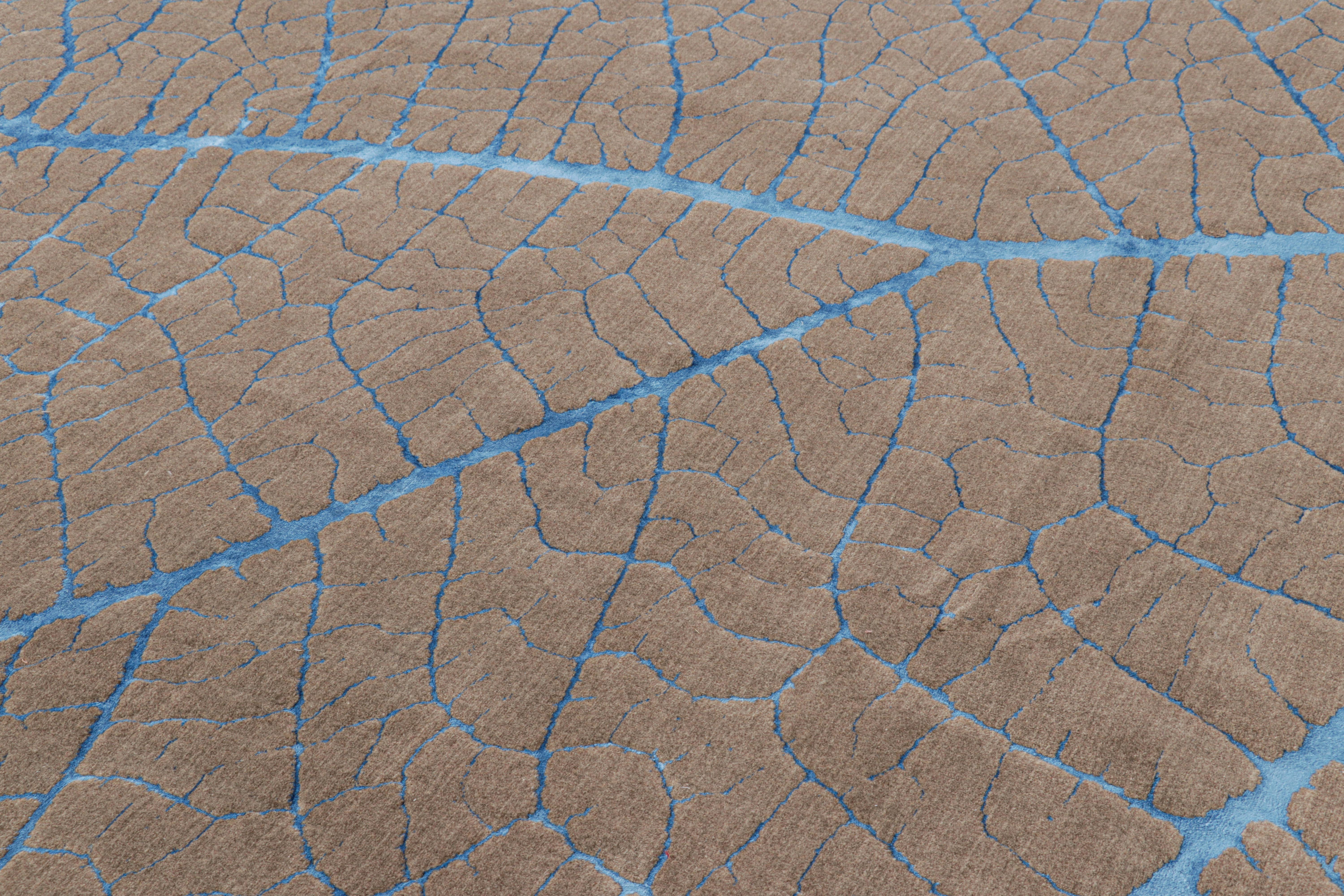 Annodato a mano in lana, questo tappeto astratto moderno 10x8 in beige-marrone presenta un sottile elemento alto-basso abbinato agli espressivi motivi geometrici in blu, che lo rendono una splendida novità della Rug & Kilim Modern Collection. 

Sul