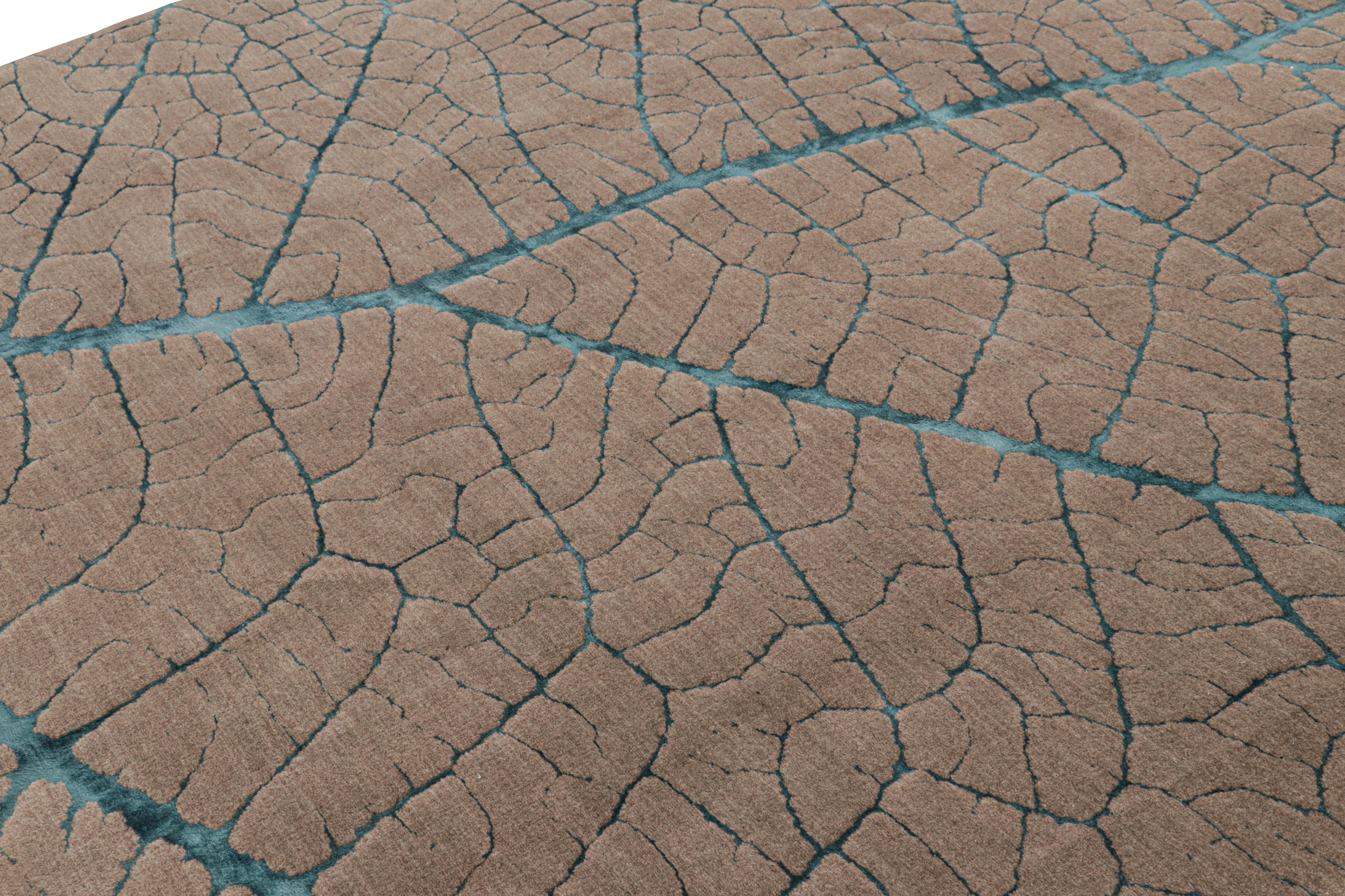 Noué à la main en laine, ce tapis abstrait 8x10 de Rug & Kilim présente un subtil élément high-low, marié à des motifs géométriques expressifs - un nouvel ajout audacieux et passionnant à la Collection Modern de l'équipe.

Sur le Design : 

Les