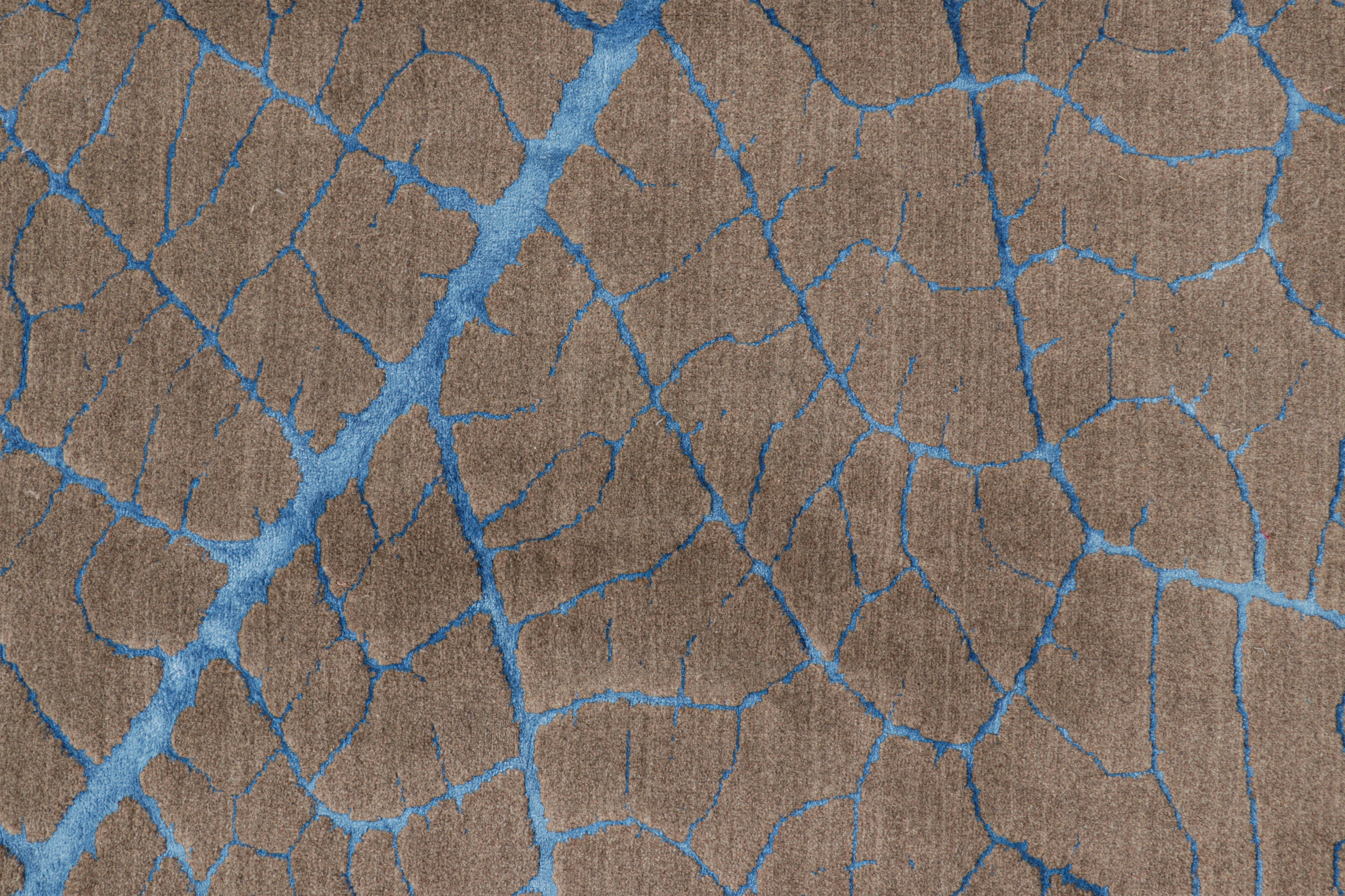 Moderne Rug & Kilim's Abstract Rug in Beige-Brown with Blue Geometric Patterns (tapis abstrait beige-marron avec motifs géométriques bleus) en vente