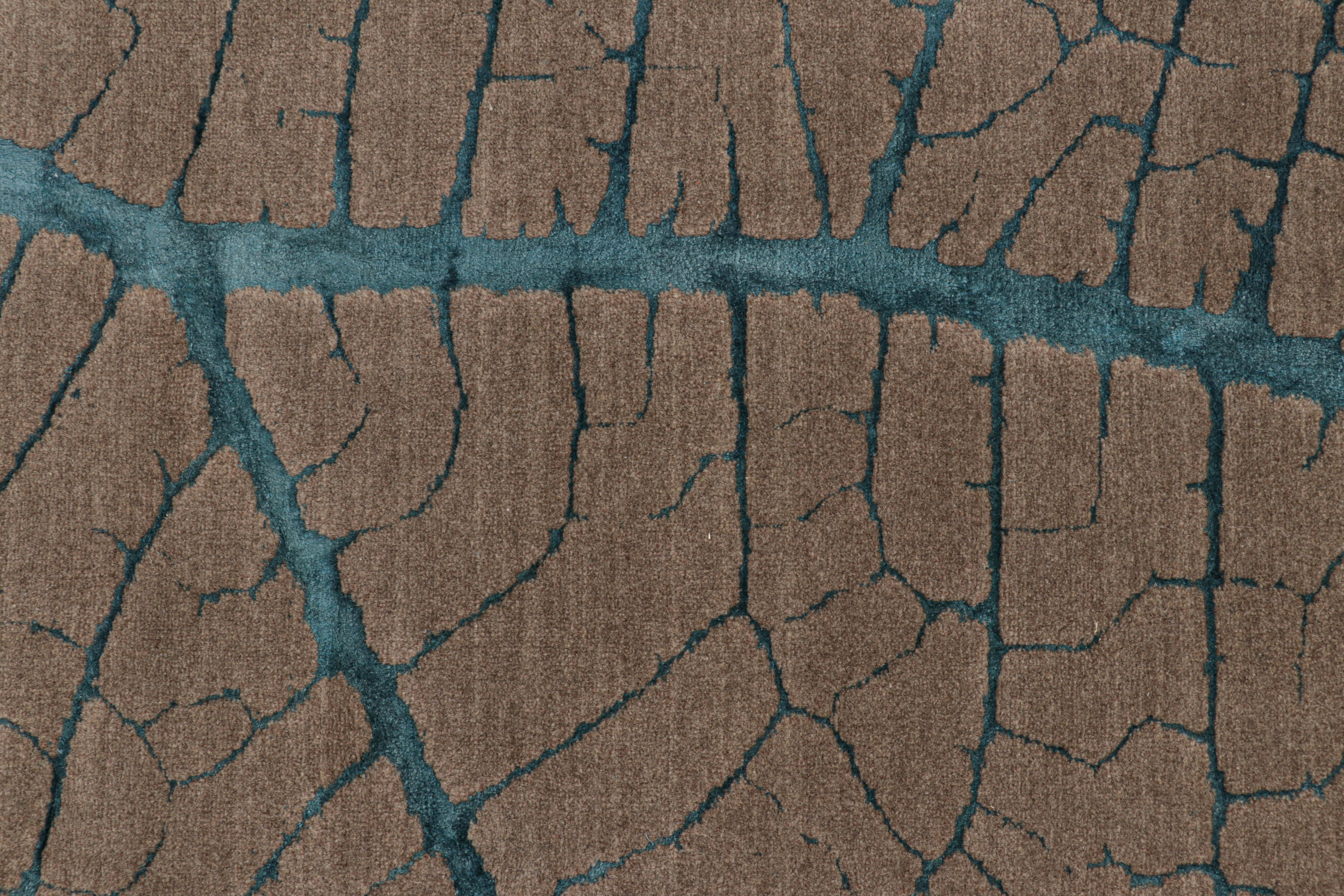 Moderne Rug & Kilim's Abstract Rug in Beige-Brown with Blue Geometric Patterns (tapis abstrait beige-marron avec motifs géométriques bleus) en vente