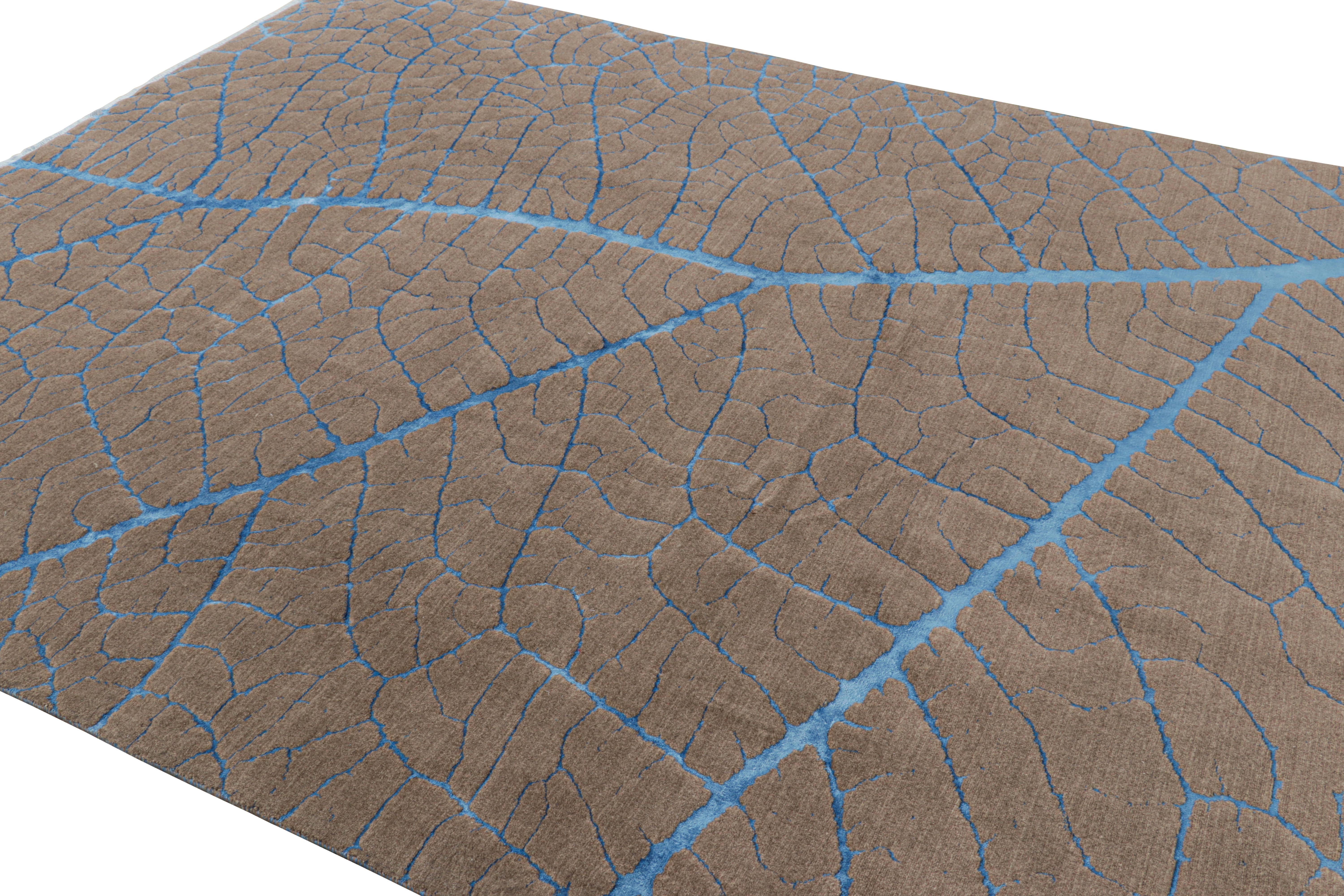 Turc Rug & Kilim's Abstract Rug in Beige-Brown with Blue Geometric Patterns (tapis abstrait beige-marron avec motifs géométriques bleus) en vente