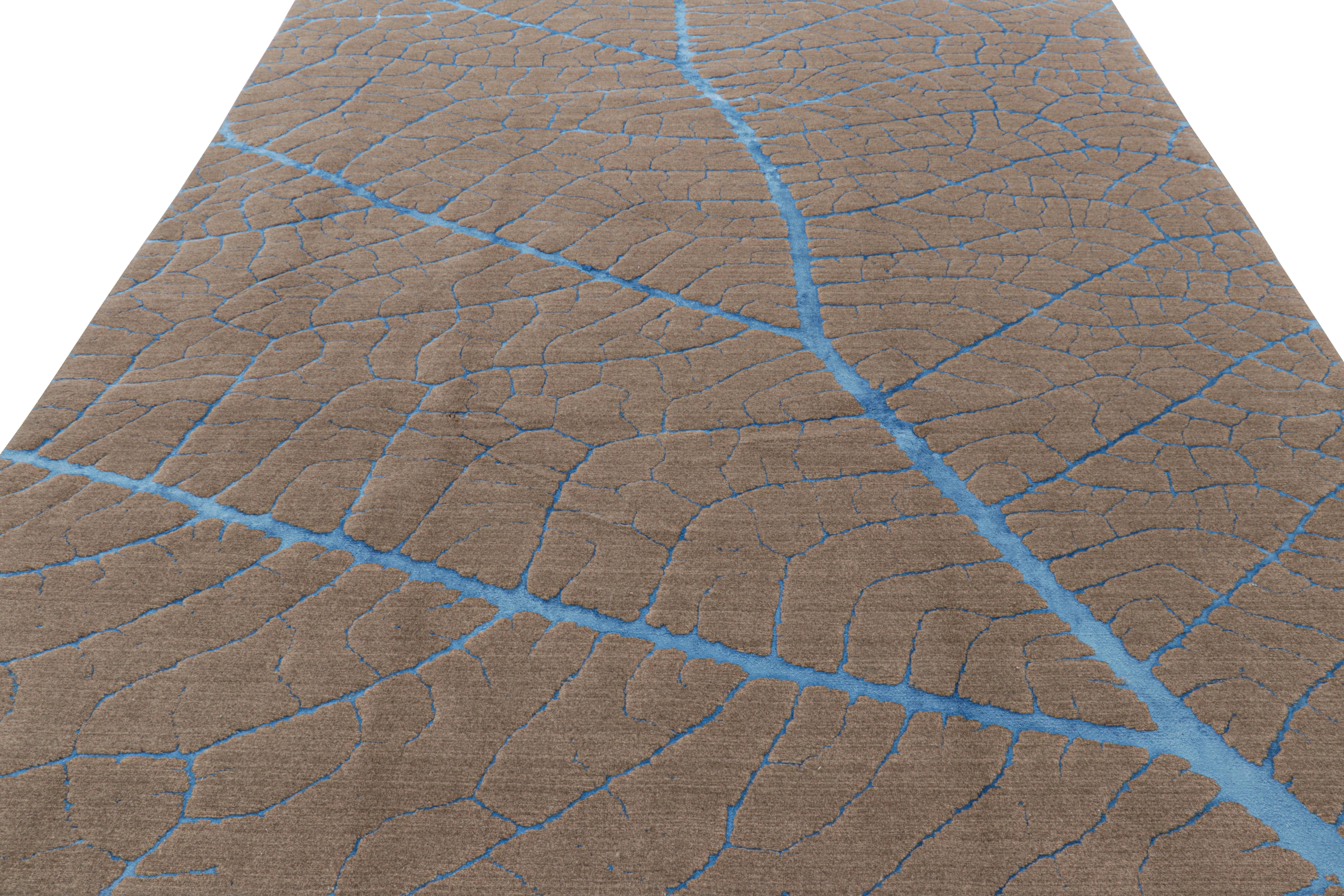 Noué à la main Rug & Kilim's Abstract Rug in Beige-Brown with Blue Geometric Patterns (tapis abstrait beige-marron avec motifs géométriques bleus) en vente
