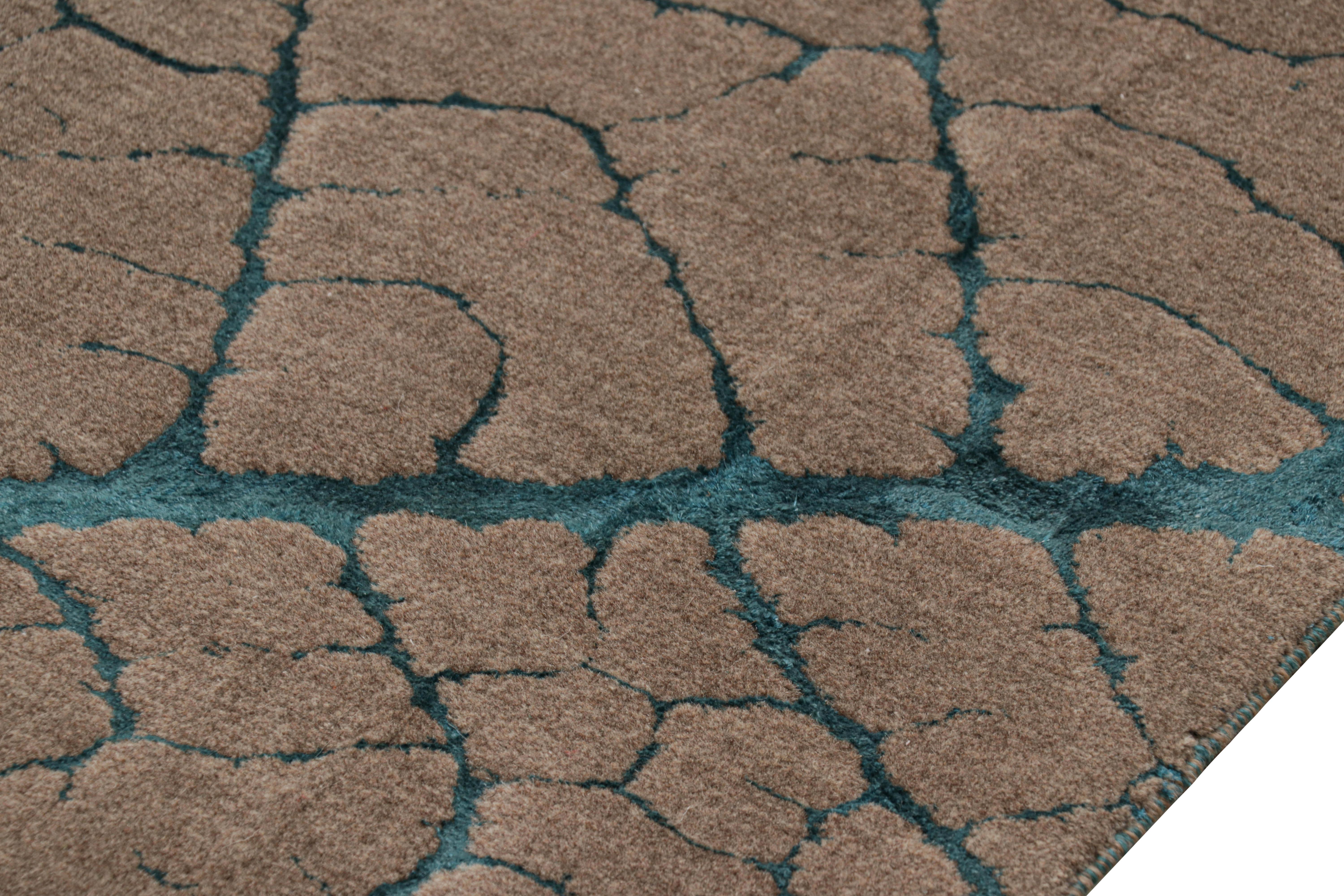 Rug & Kilim’s Abstract Rug in Beige-Brown with Blue Geometric Patterns In New Condition For Sale In Long Island City, NY