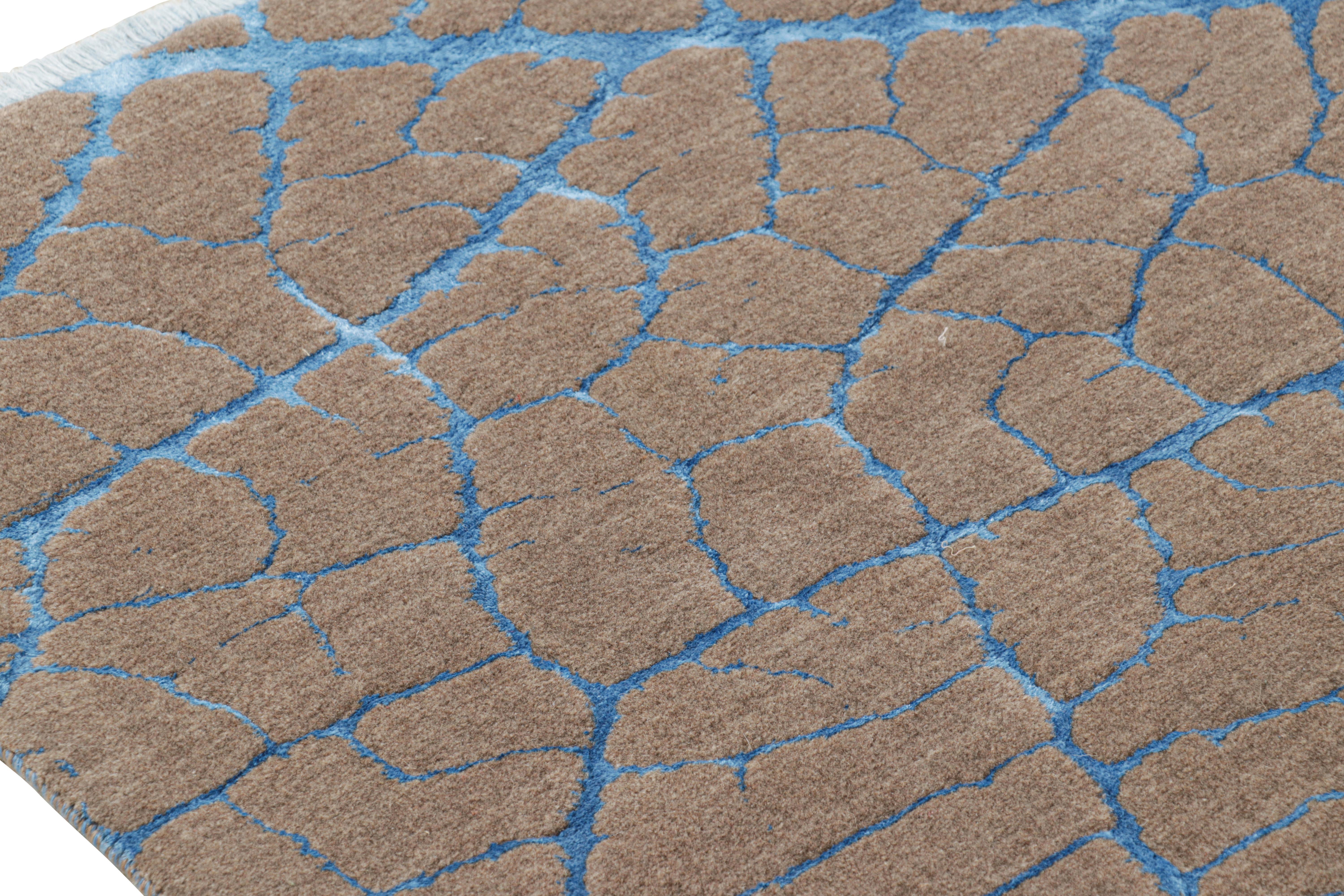 Rug & Kilim's Abstract Rug in Beige-Brown with Blue Geometric Patterns (tapis abstrait beige-marron avec motifs géométriques bleus) Neuf - En vente à Long Island City, NY