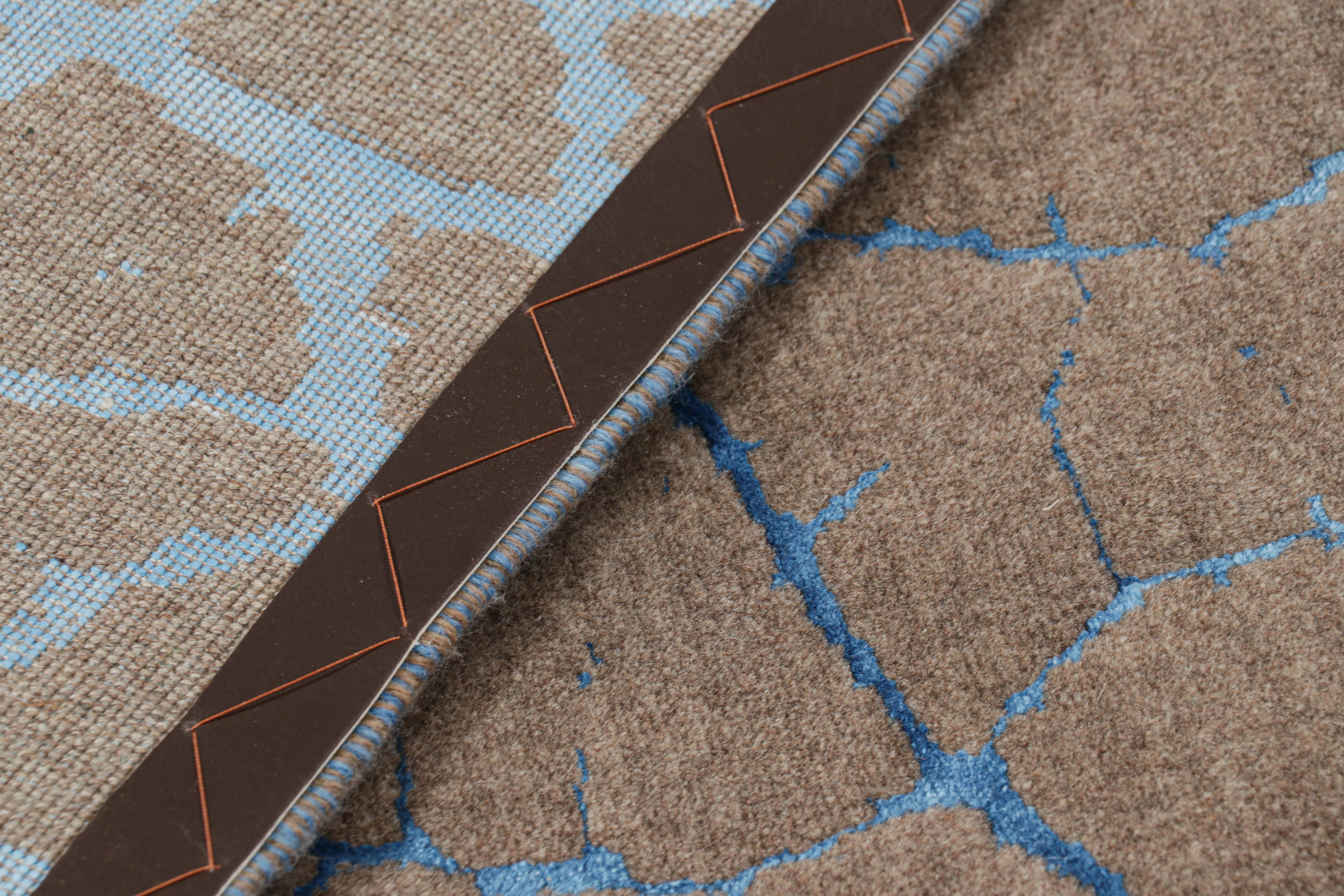 XXIe siècle et contemporain Rug & Kilim's Abstract Rug in Beige-Brown with Blue Geometric Patterns (tapis abstrait beige-marron avec motifs géométriques bleus) en vente