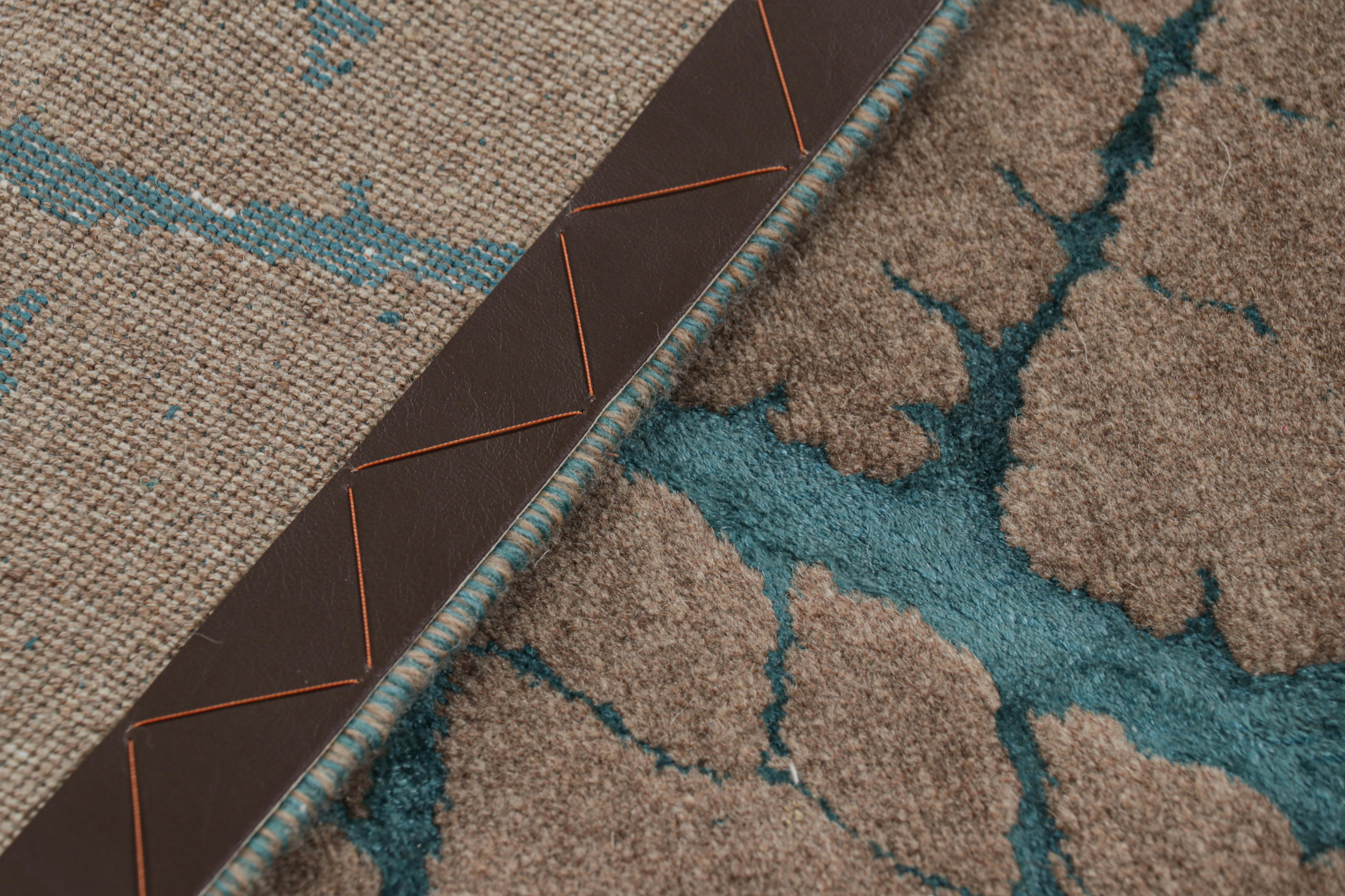 XXIe siècle et contemporain Rug & Kilim's Abstract Rug in Beige-Brown with Blue Geometric Patterns (tapis abstrait beige-marron avec motifs géométriques bleus) en vente
