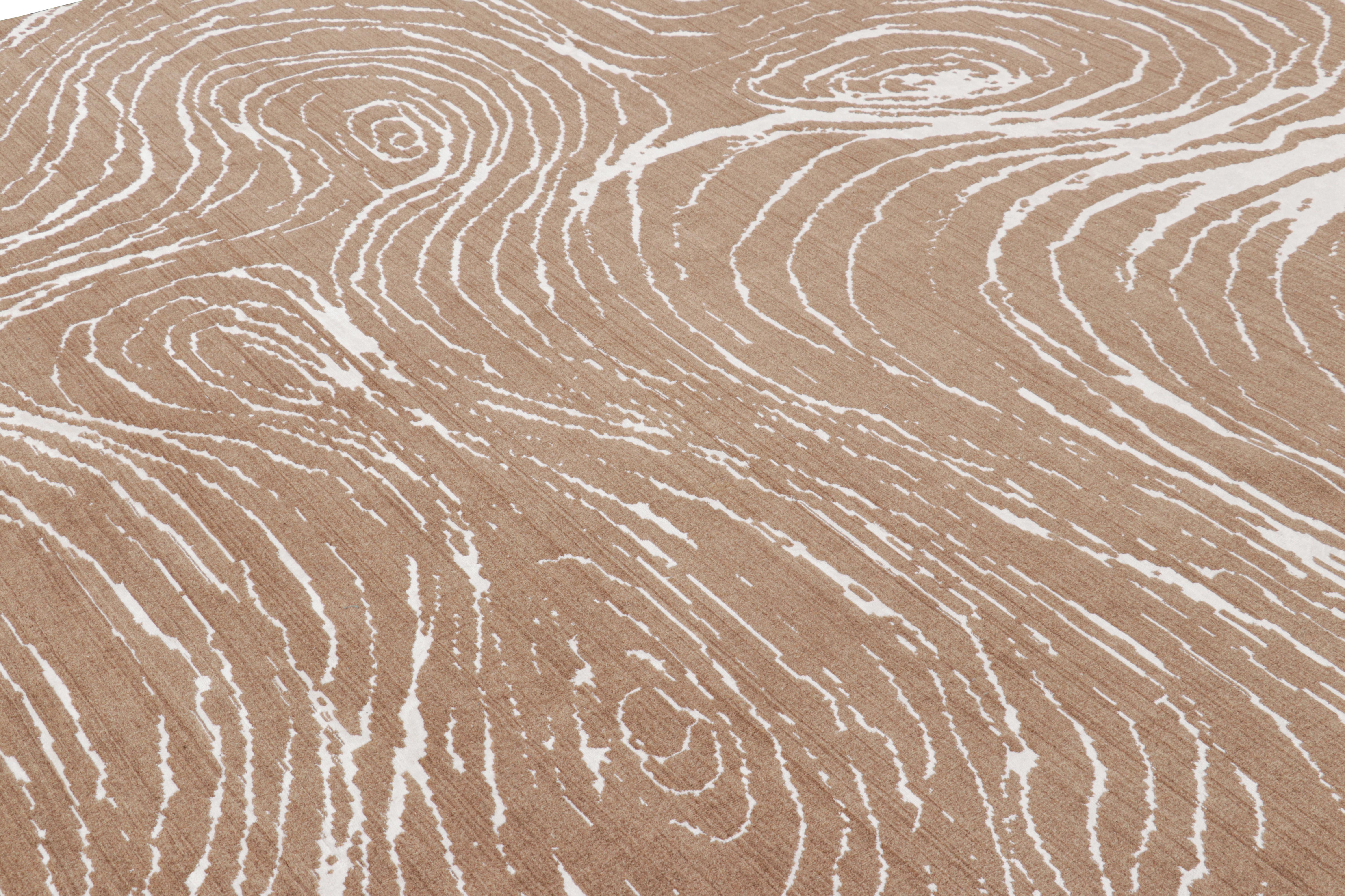 Annodato a mano in lana, questo tappeto astratto moderno 13x10 in beige-marrone presenta un sottile elemento alto-basso abbinato agli espressivi motivi astratti in bianco, che lo rendono una splendida novità della Rug & Kilim Modern Collection.