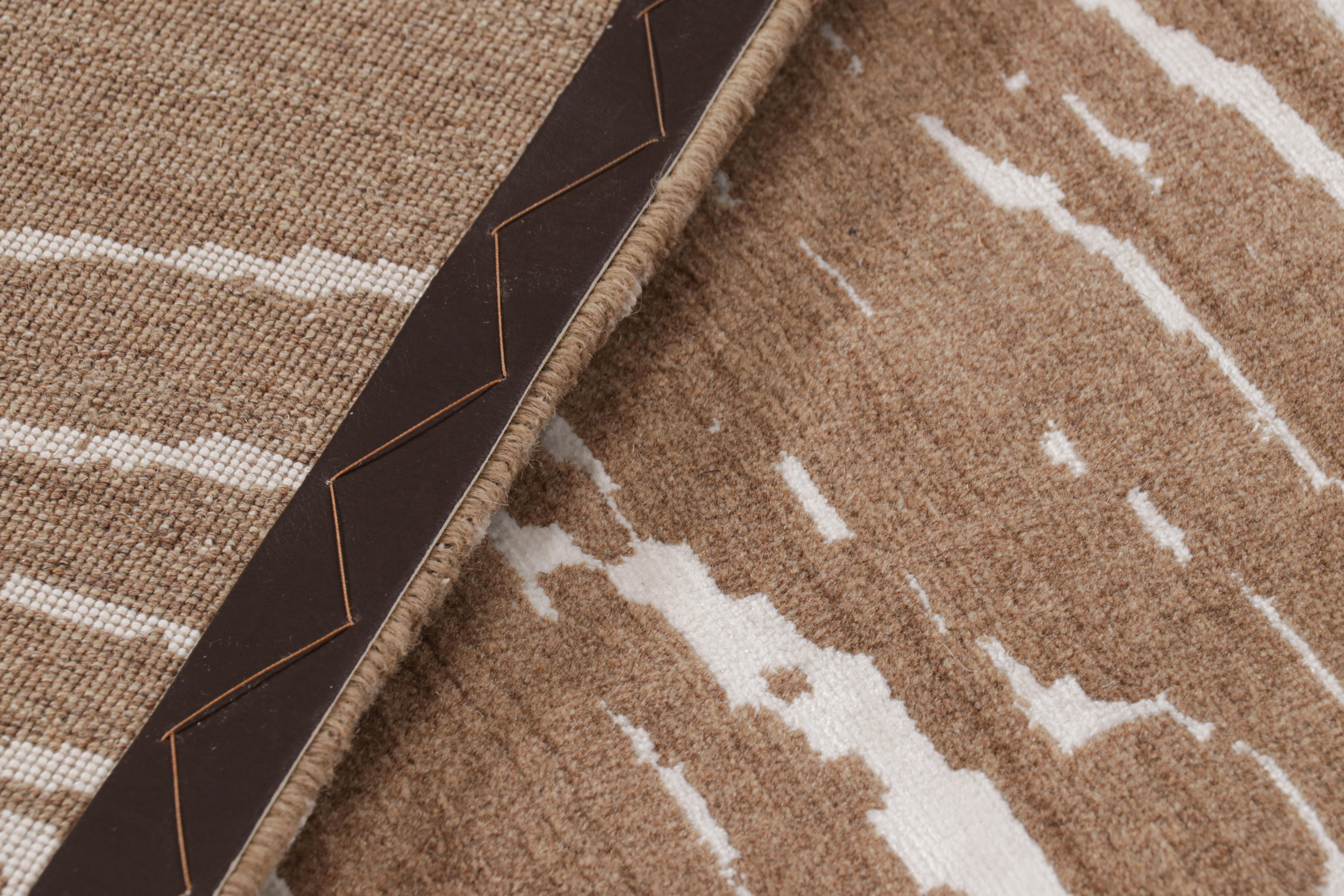 XXI secolo e contemporaneo Tappeto astratto Rug & Kilim in beige-marrone con motivi geometrici bianchi in vendita