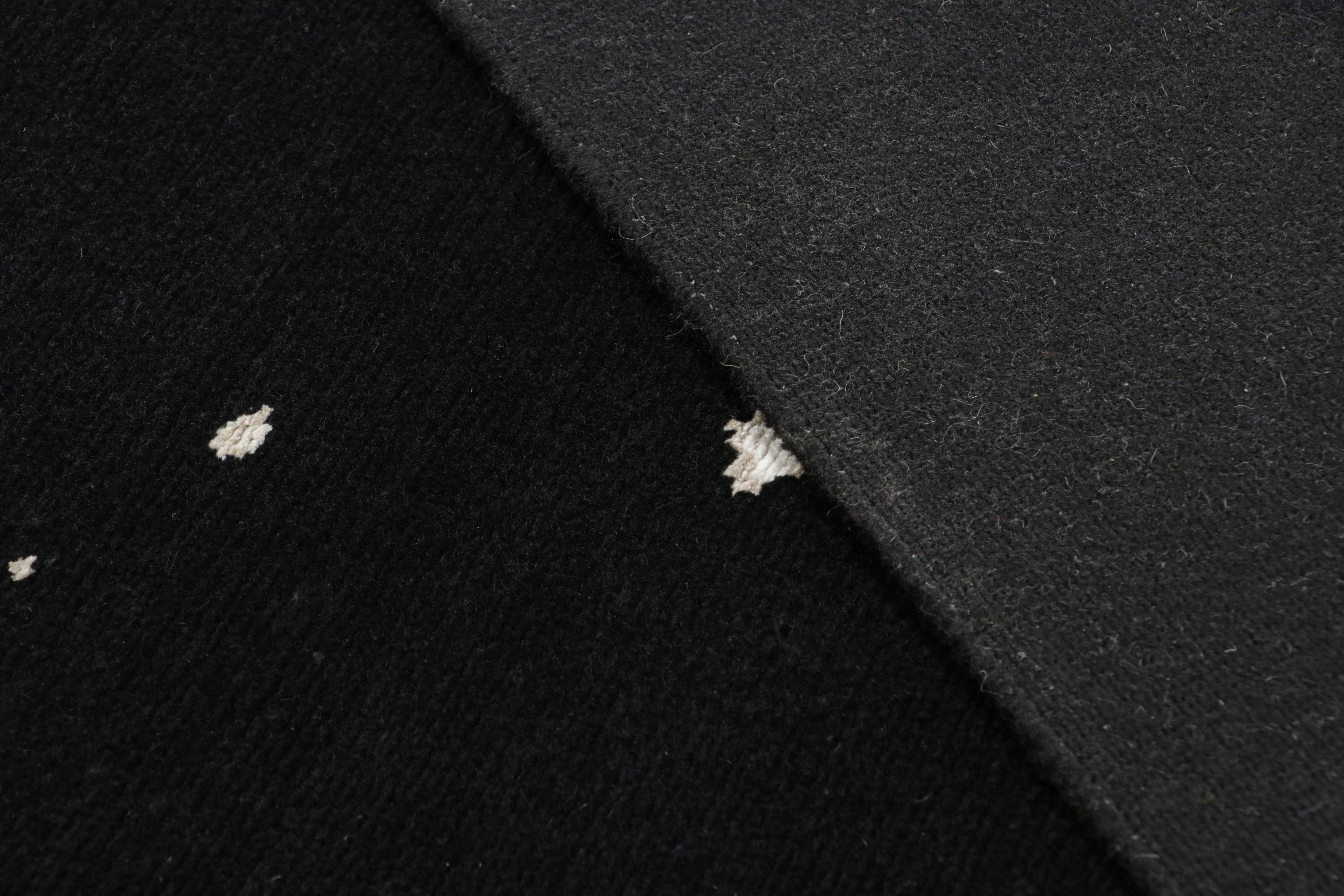 Alfombra Abstracta de Rug & Kilim en Negro con Motivos Pintados en Blanco - 