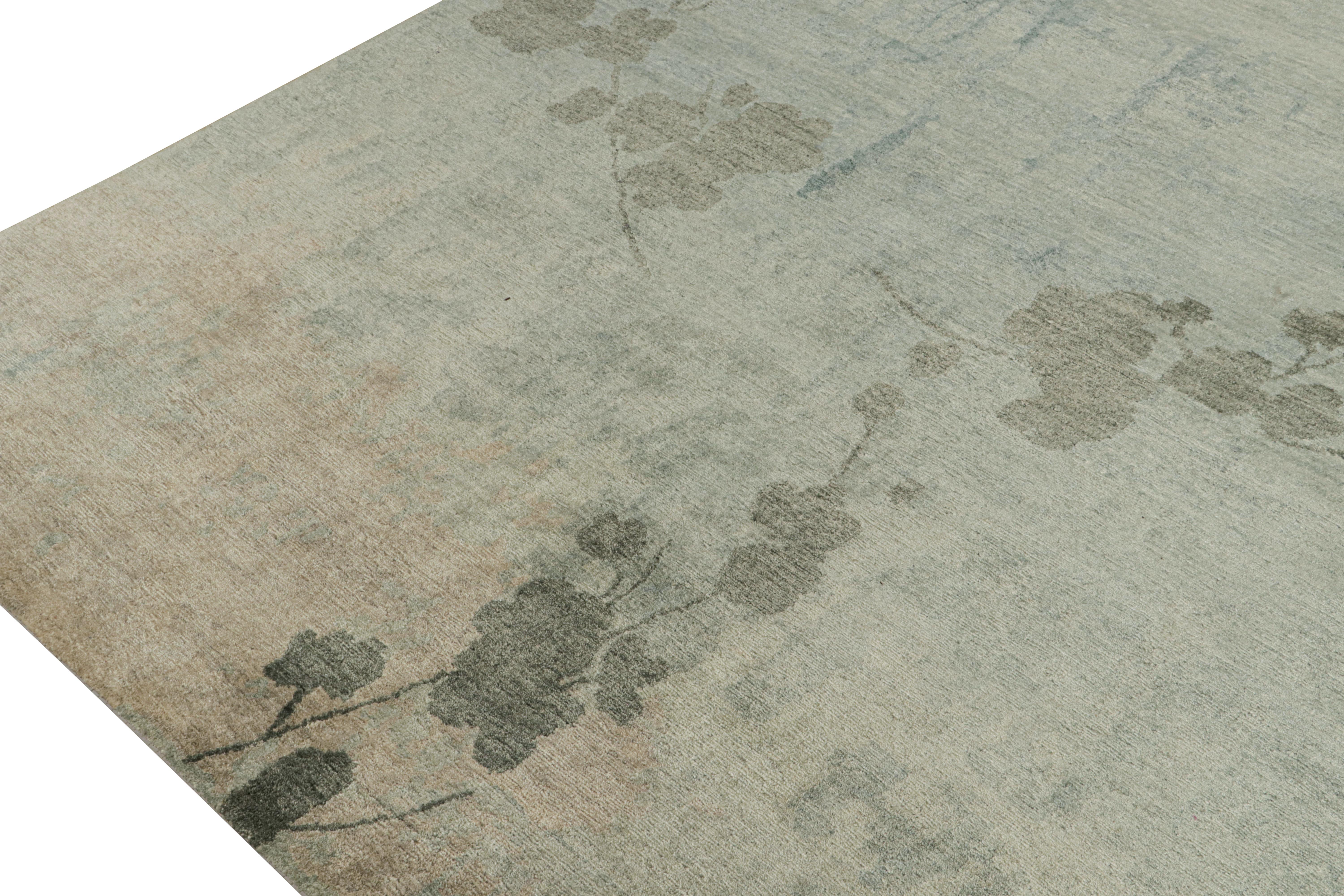 Rug & Kilim's Abstrakter Teppich in Blau und Grau mit floralem Muster (Handgeknüpft) im Angebot