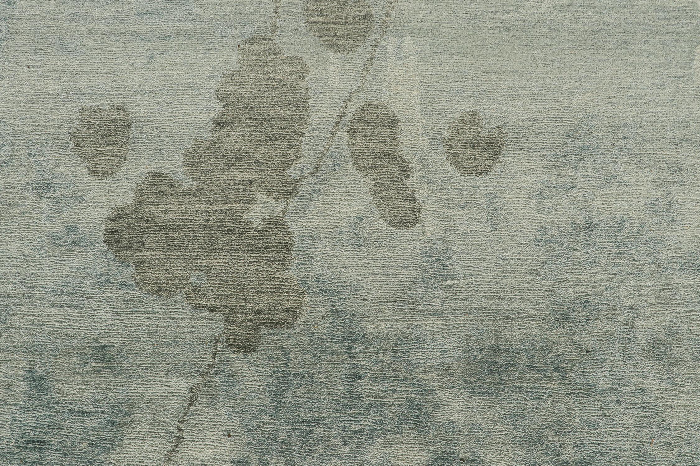 Rug & Kilim's Abstrakter Teppich in Blau und Grau mit floralem Muster im Zustand „Neu“ im Angebot in Long Island City, NY