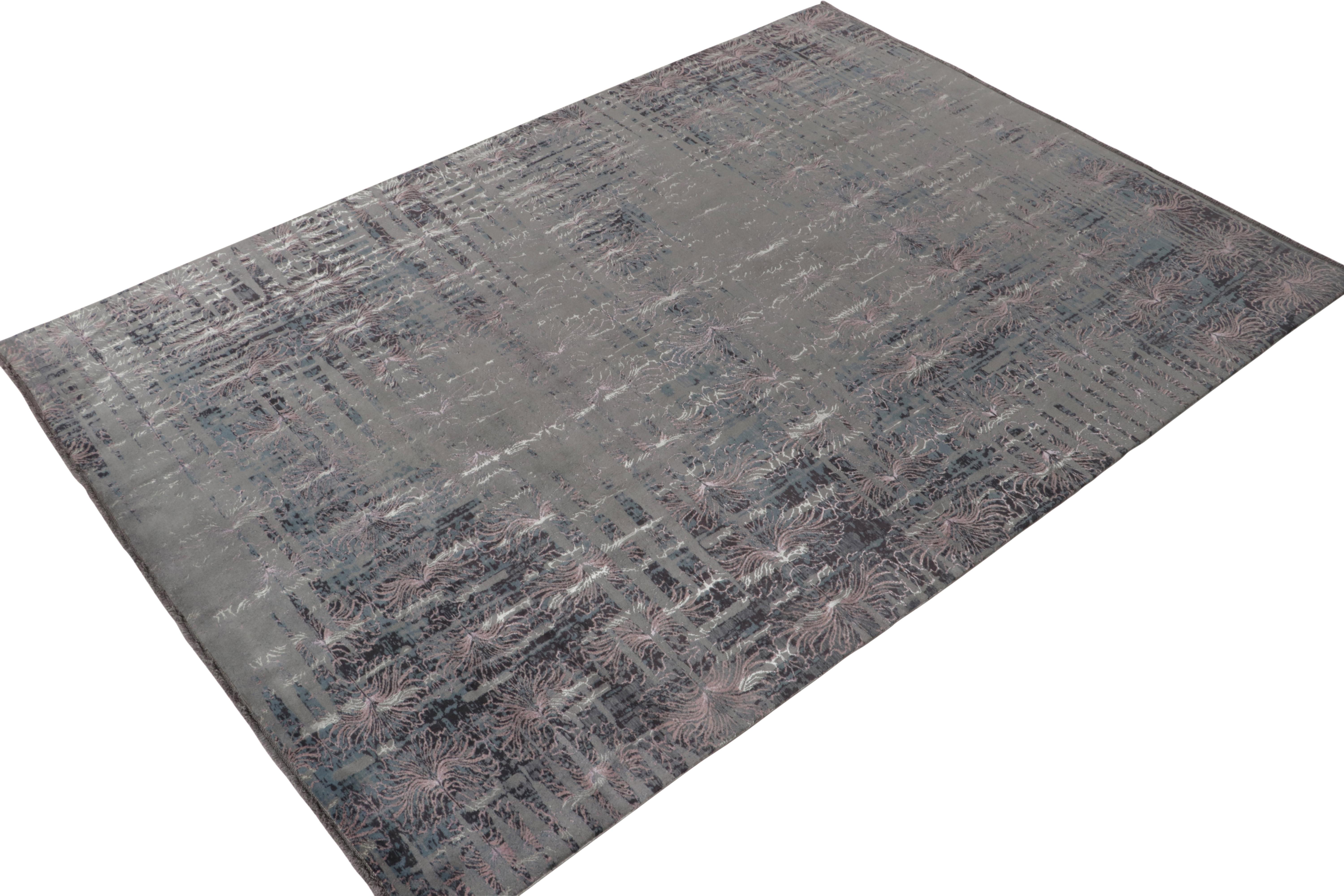 Moderne Tapis abstrait de Rug & Kilim en bleu et gris, motifs floraux d'un rose discret en vente