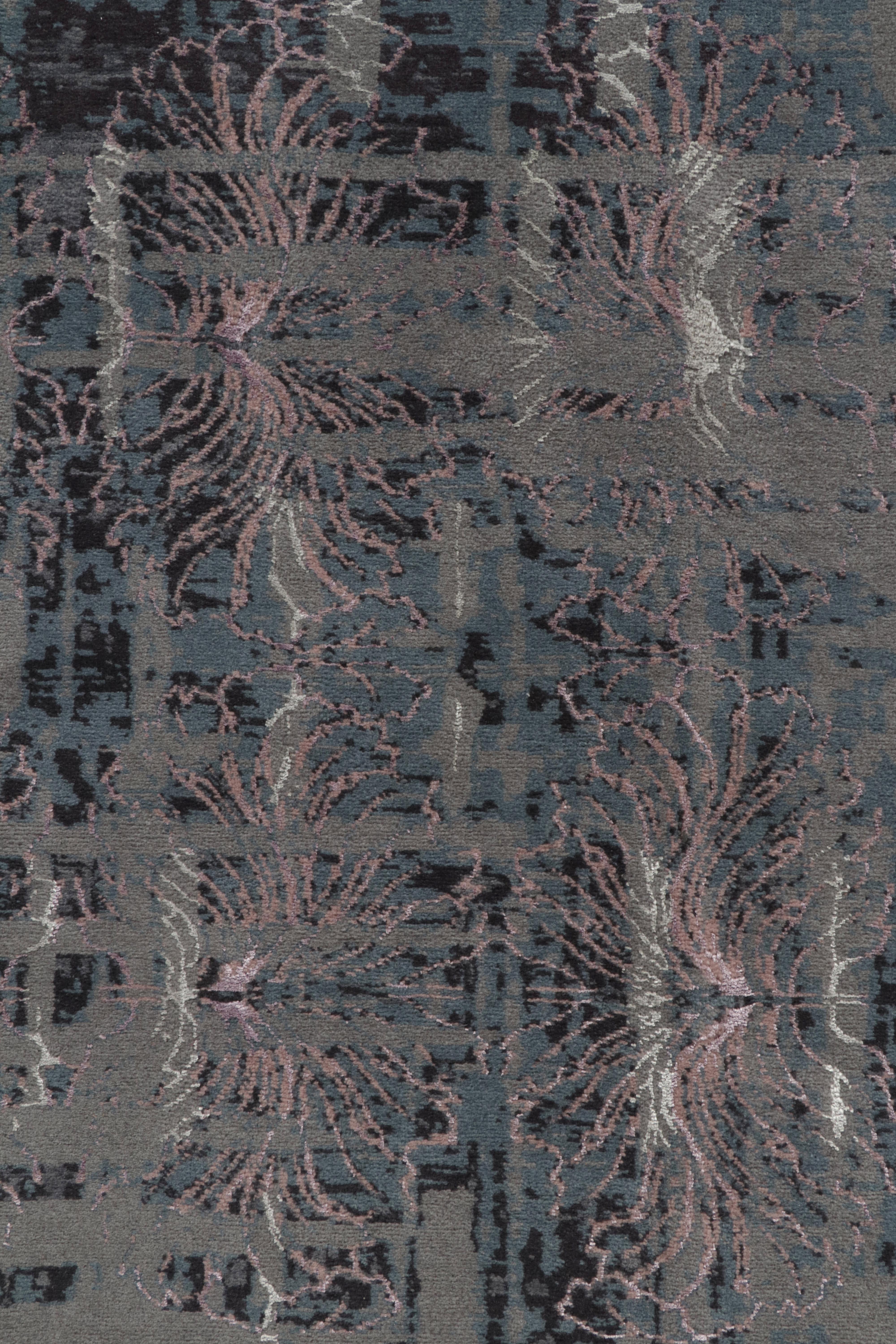 Indien Tapis abstrait de Rug & Kilim en bleu et gris, motifs floraux d'un rose discret en vente