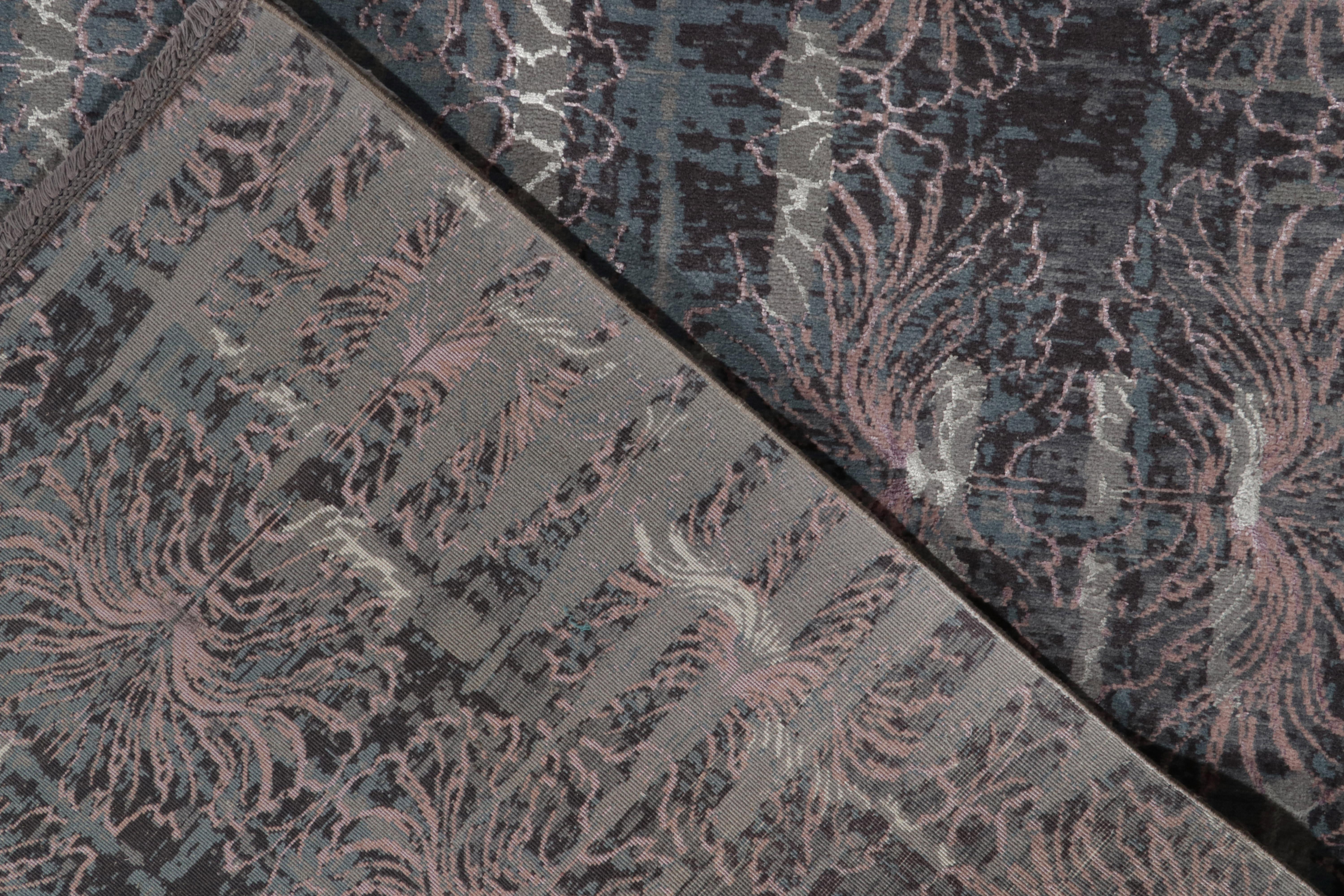 Noué à la main Tapis abstrait de Rug & Kilim en bleu et gris, motifs floraux d'un rose discret en vente