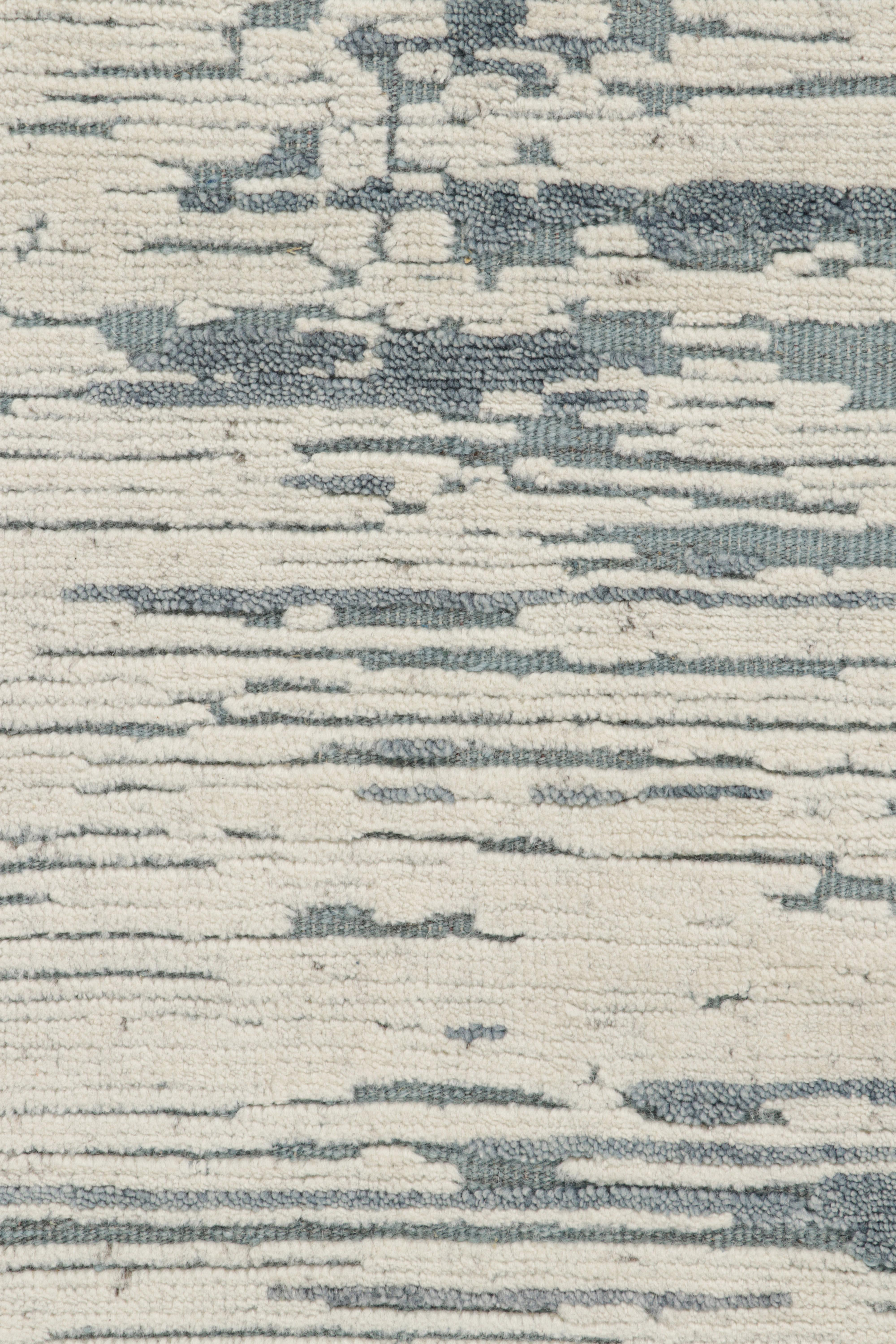 Abstrakter Teppich von Rug & Kilim in Blau, Creme und Weiß mit geometrischen Mustern (Moderne) im Angebot