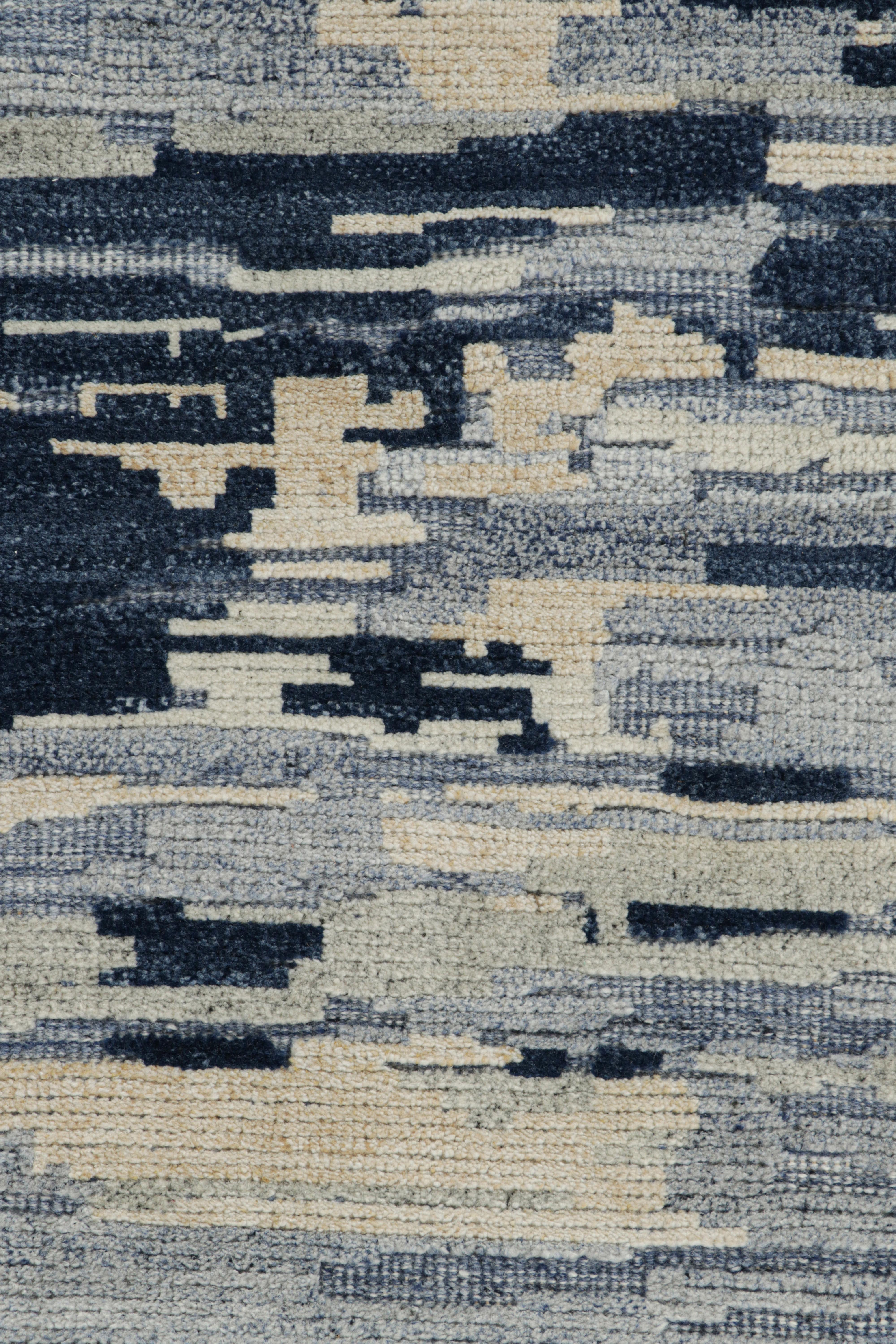 Abstrakter Teppich von Rug & Kilim in Blau, Creme und Weiß mit geometrischen Mustern (Moderne) im Angebot