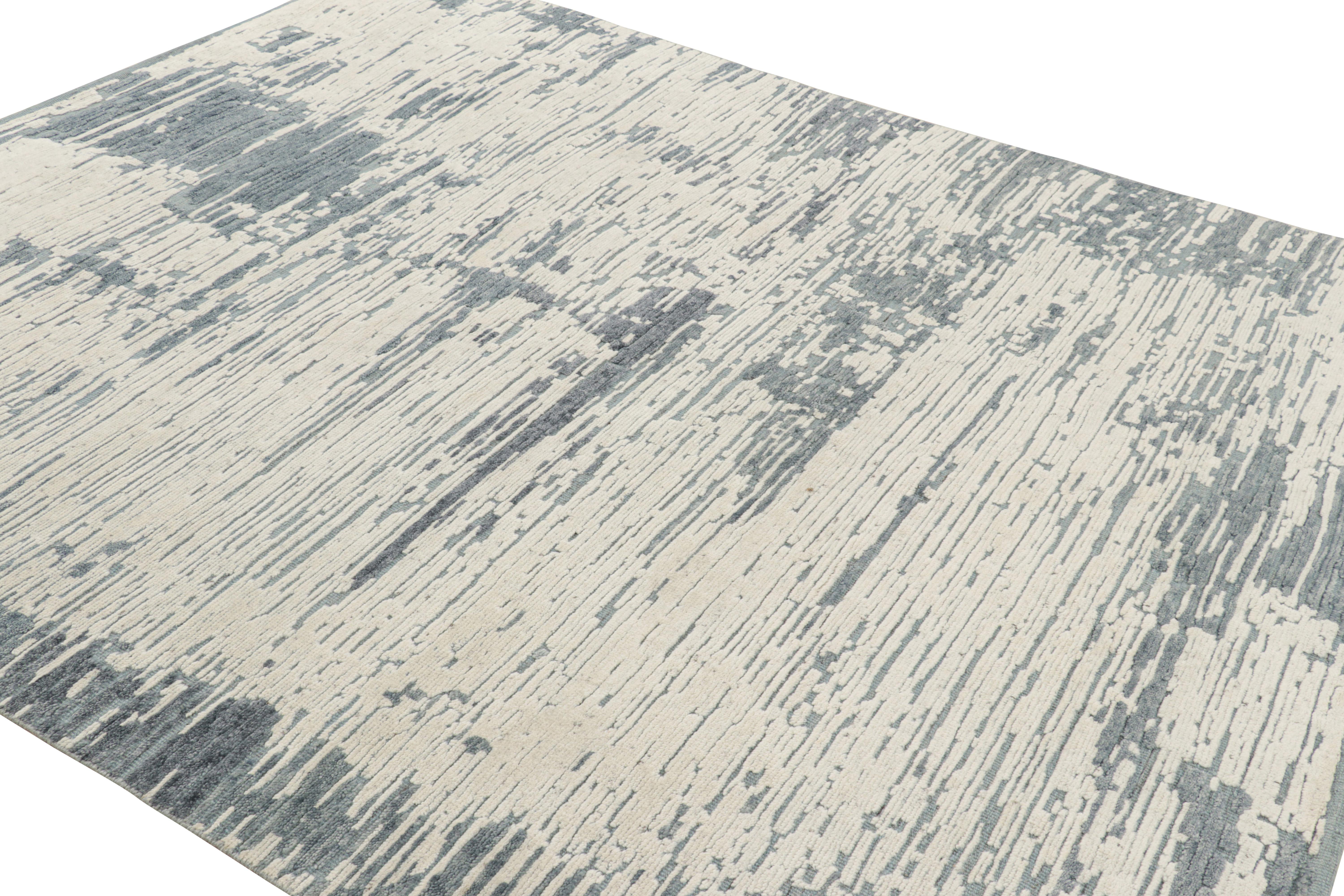 Abstrakter Teppich von Rug & Kilim in Blau, Creme und Weiß mit geometrischen Mustern (Indisch) im Angebot