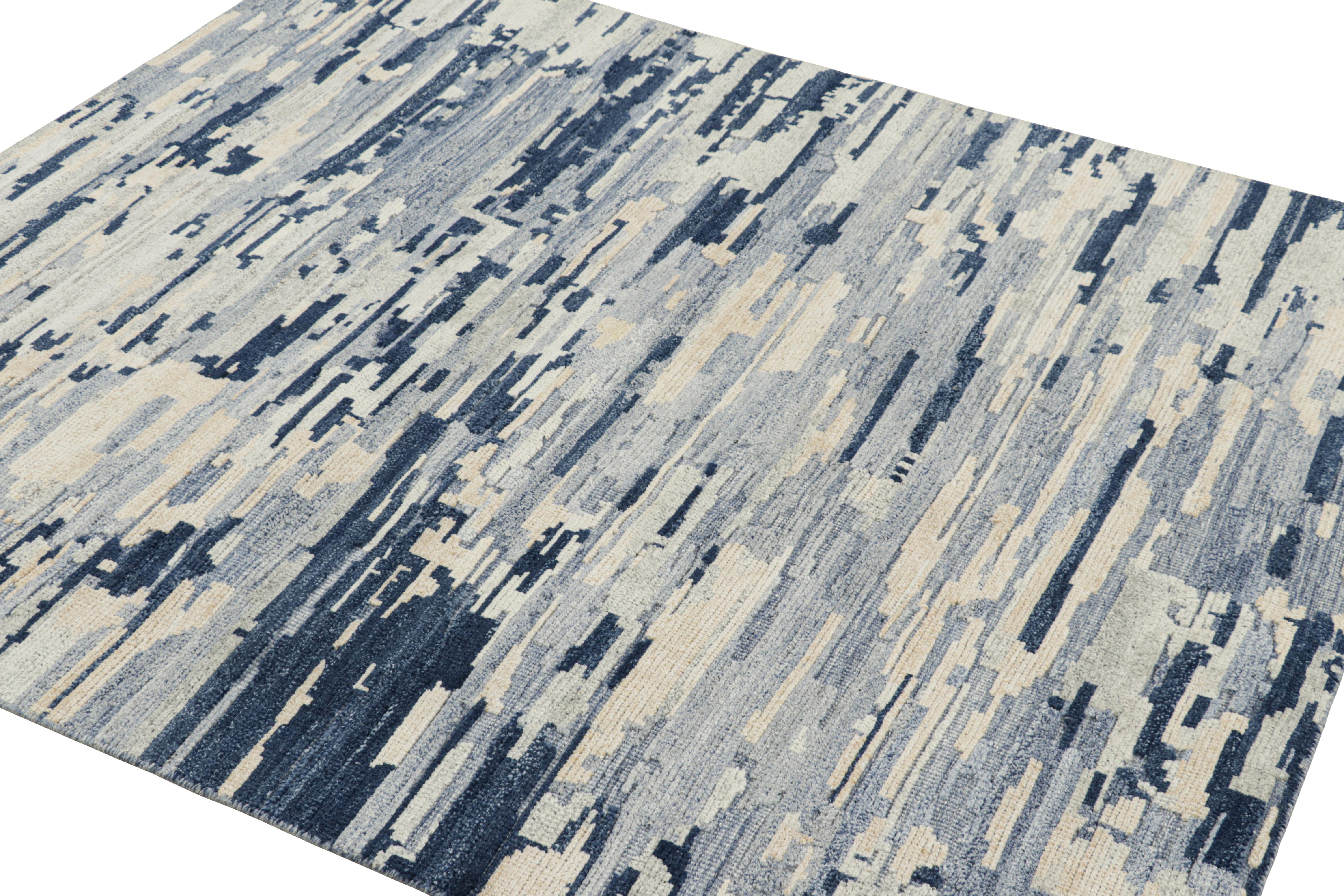 Abstrakter Teppich von Rug & Kilim in Blau, Creme und Weiß mit geometrischen Mustern (Indisch) im Angebot