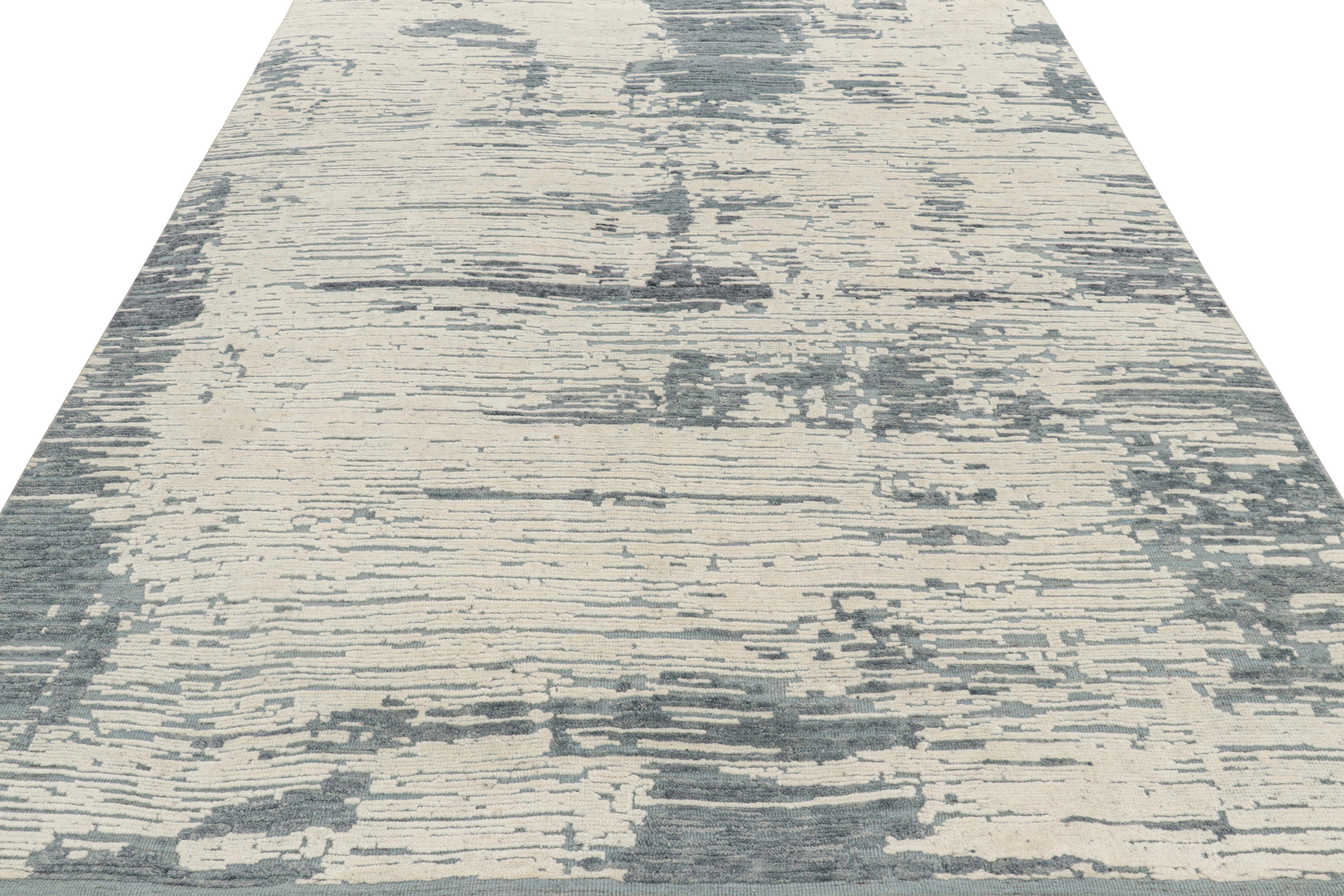 Abstrakter Teppich von Rug & Kilim in Blau, Creme und Weiß mit geometrischen Mustern (Handgeknüpft) im Angebot
