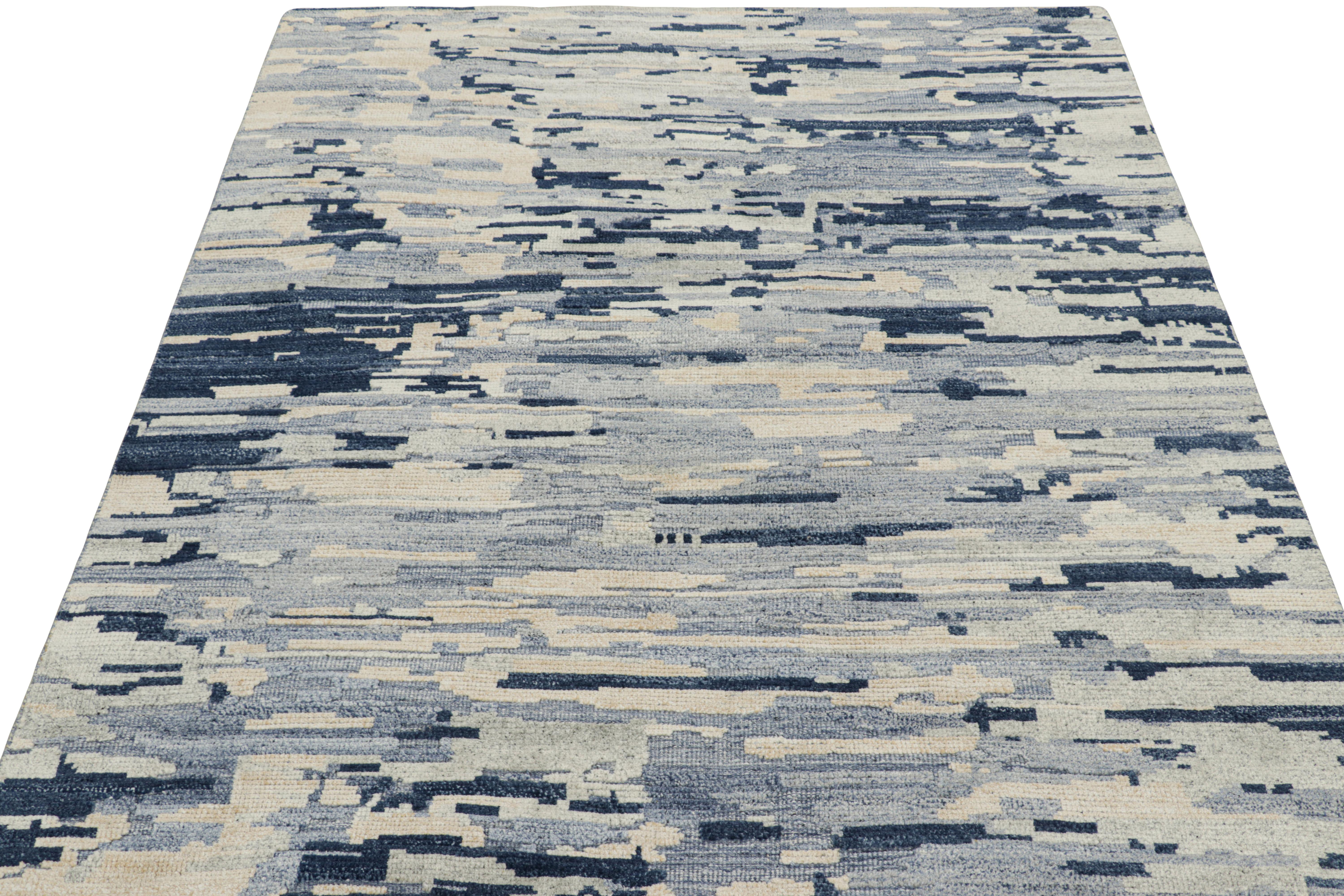 Abstrakter Teppich von Rug & Kilim in Blau, Creme und Weiß mit geometrischen Mustern (Handgeknüpft) im Angebot