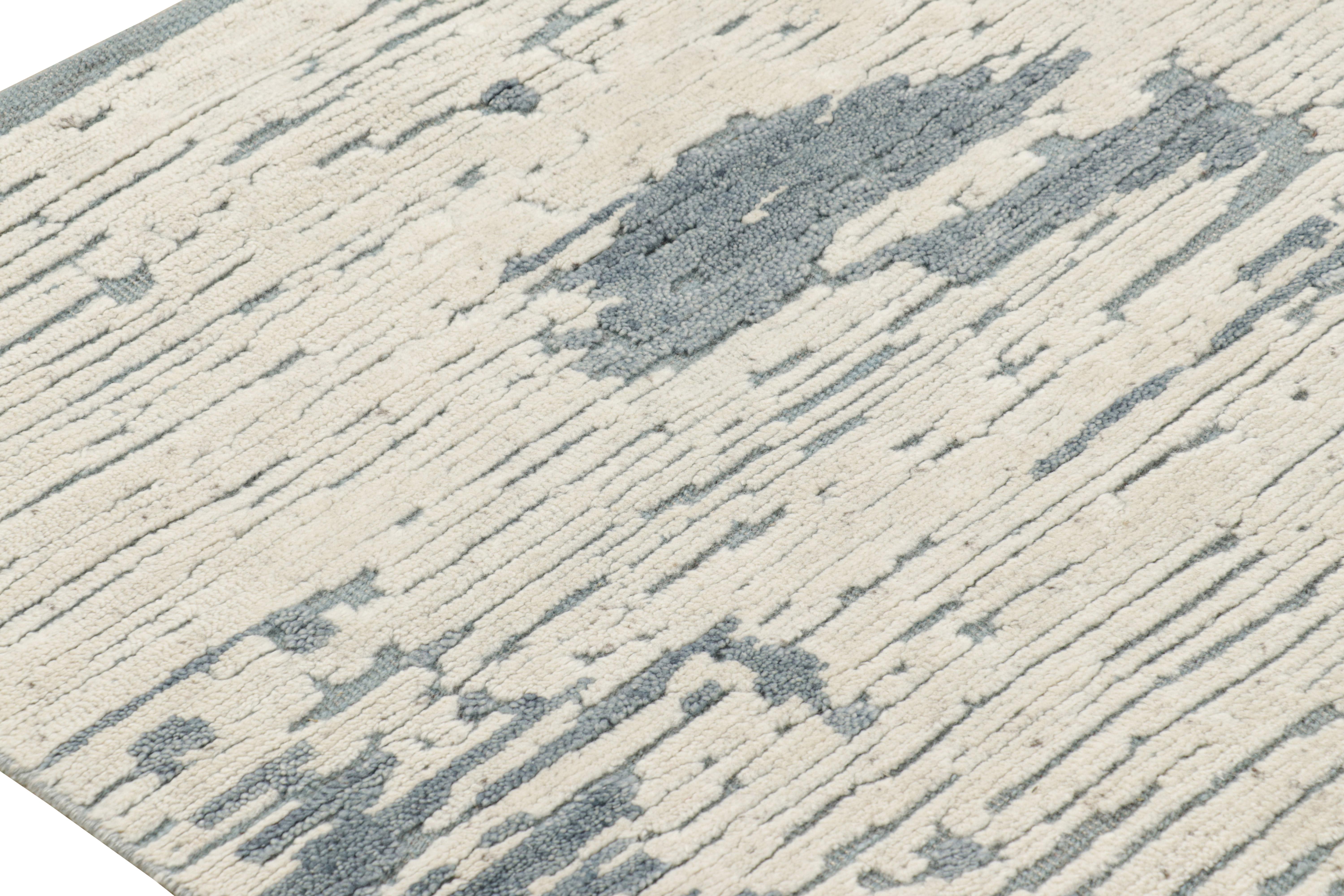Abstrakter Teppich von Rug & Kilim in Blau, Creme und Weiß mit geometrischen Mustern im Zustand „Neu“ im Angebot in Long Island City, NY