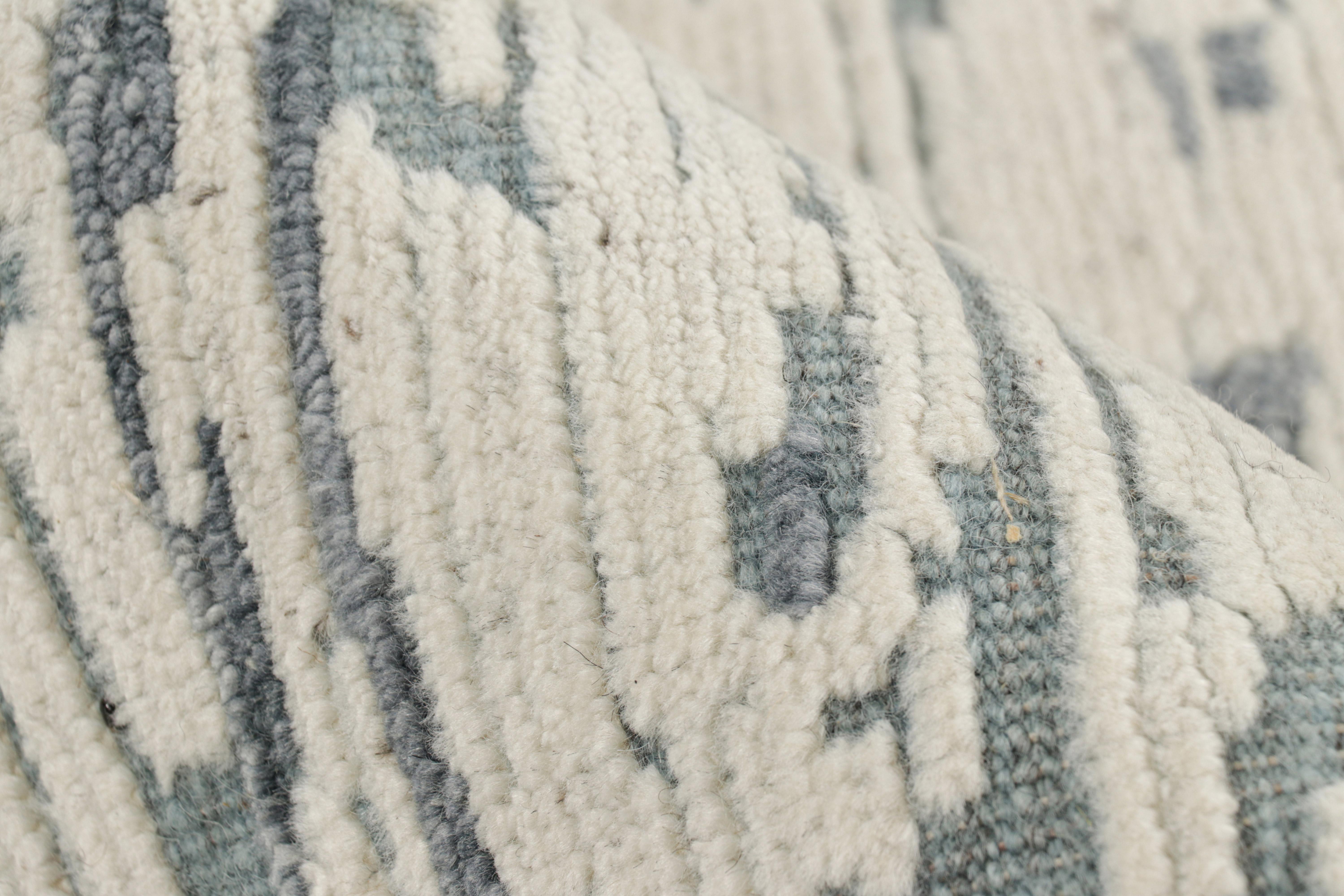 Abstrakter Teppich von Rug & Kilim in Blau, Creme und Weiß mit geometrischen Mustern (21. Jahrhundert und zeitgenössisch) im Angebot