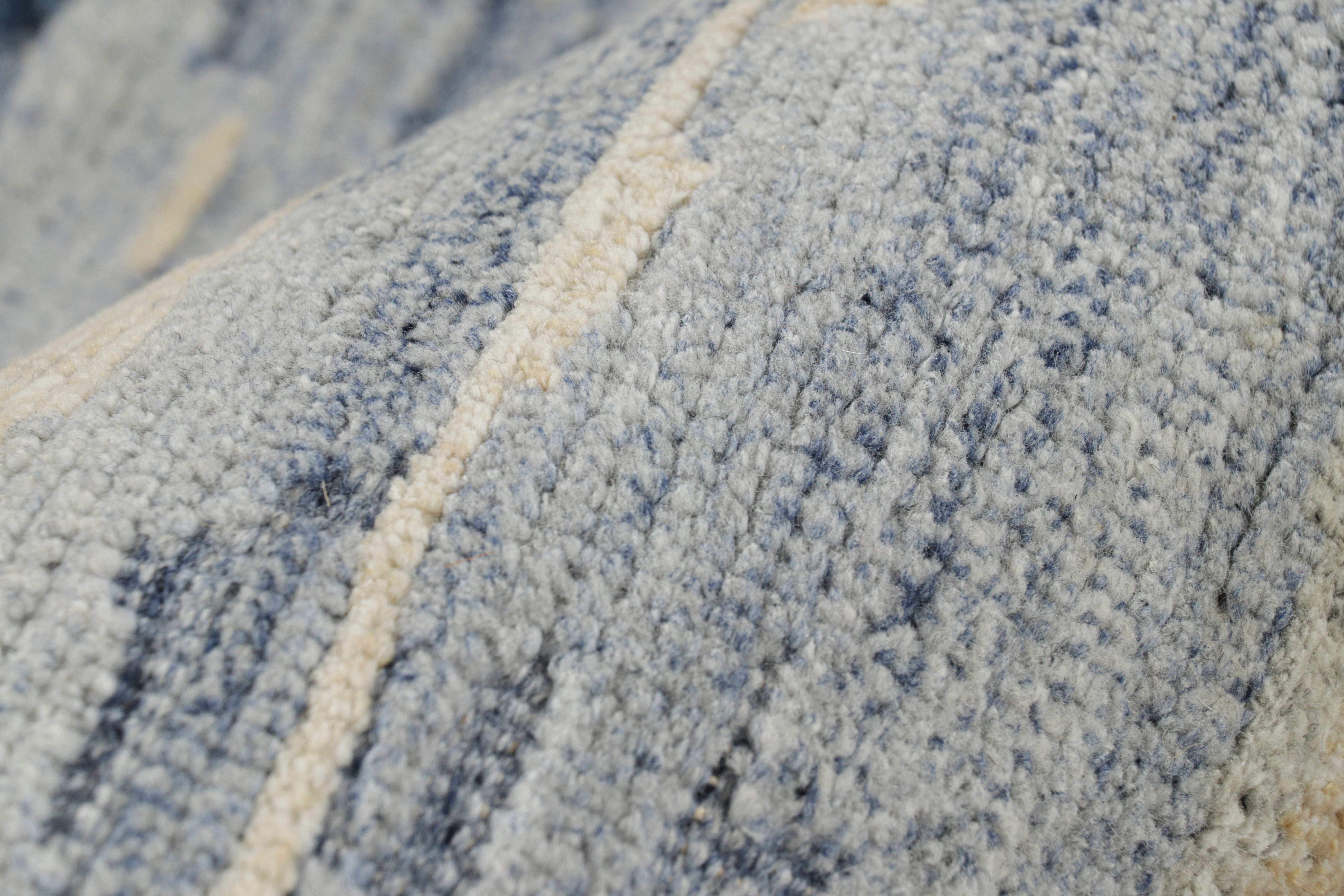 Abstrakter Teppich von Rug & Kilim in Blau, Creme und Weiß mit geometrischen Mustern (21. Jahrhundert und zeitgenössisch) im Angebot