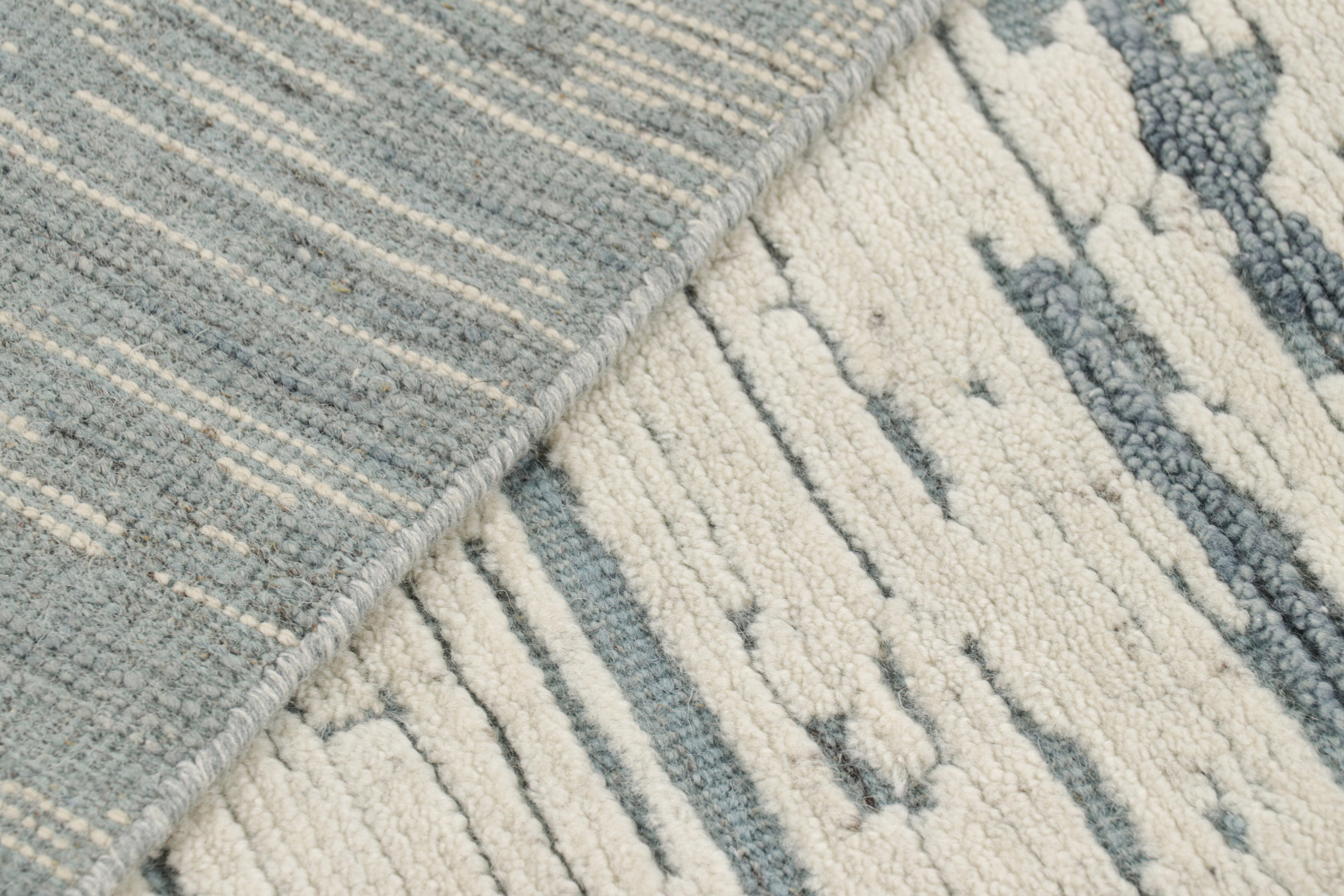 Abstrakter Teppich von Rug & Kilim in Blau, Creme und Weiß mit geometrischen Mustern (Wolle) im Angebot