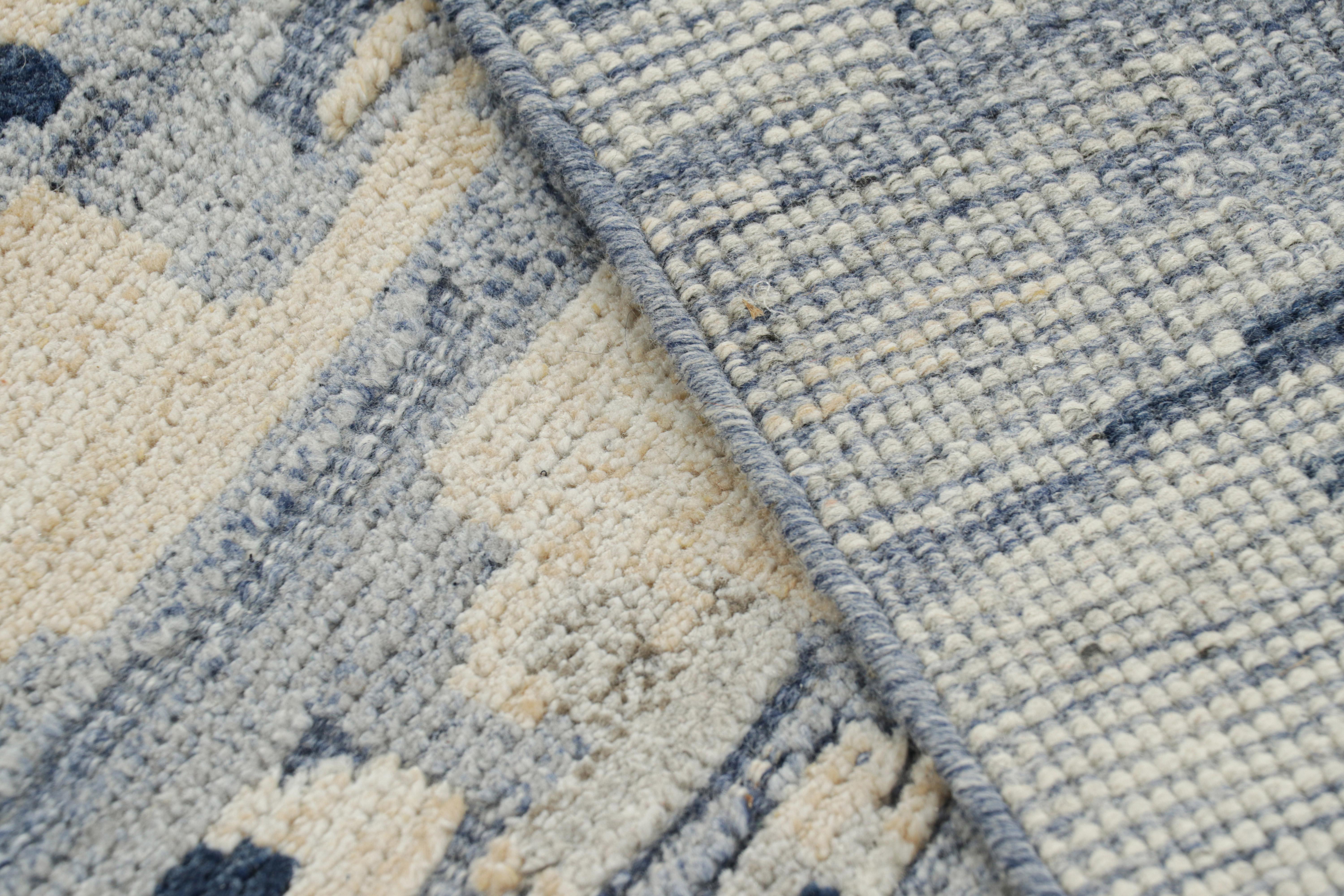 Abstrakter Teppich von Rug & Kilim in Blau, Creme und Weiß mit geometrischen Mustern (Wolle) im Angebot