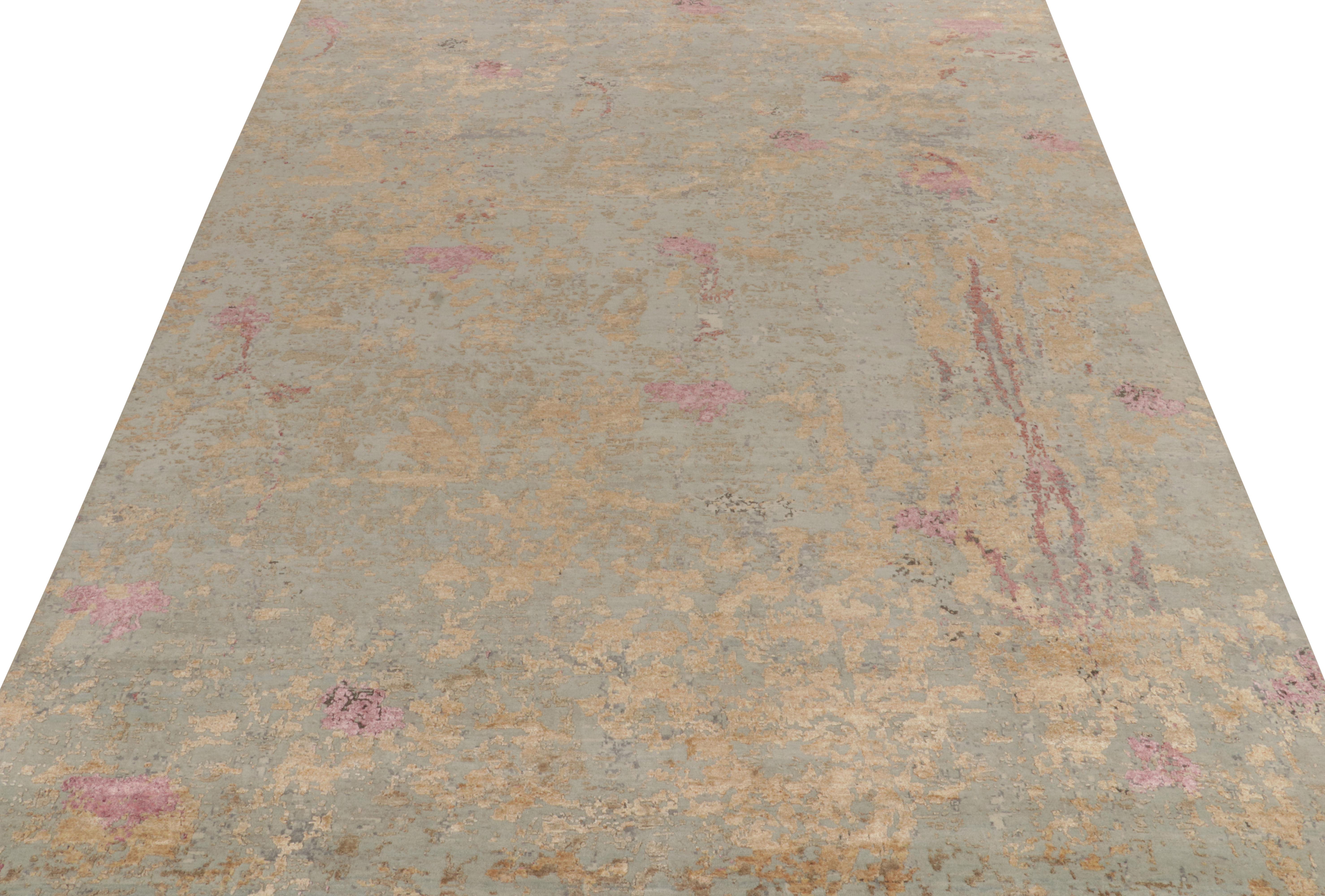 Moderno Rug & Kilim è un tappeto astratto di colore blu con motivi testuali rosa e oro in vendita
