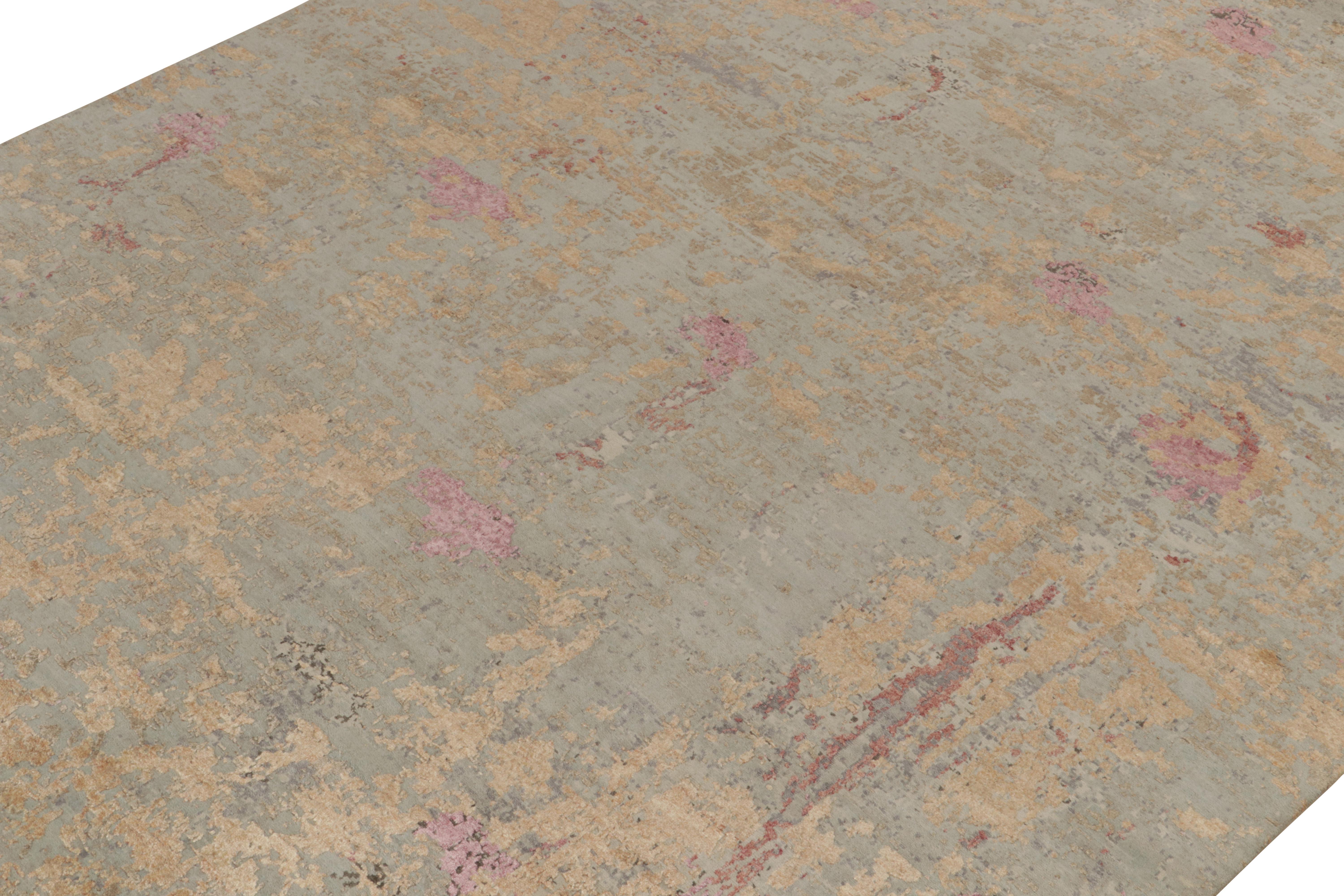 Indiano Rug & Kilim è un tappeto astratto di colore blu con motivi testuali rosa e oro in vendita