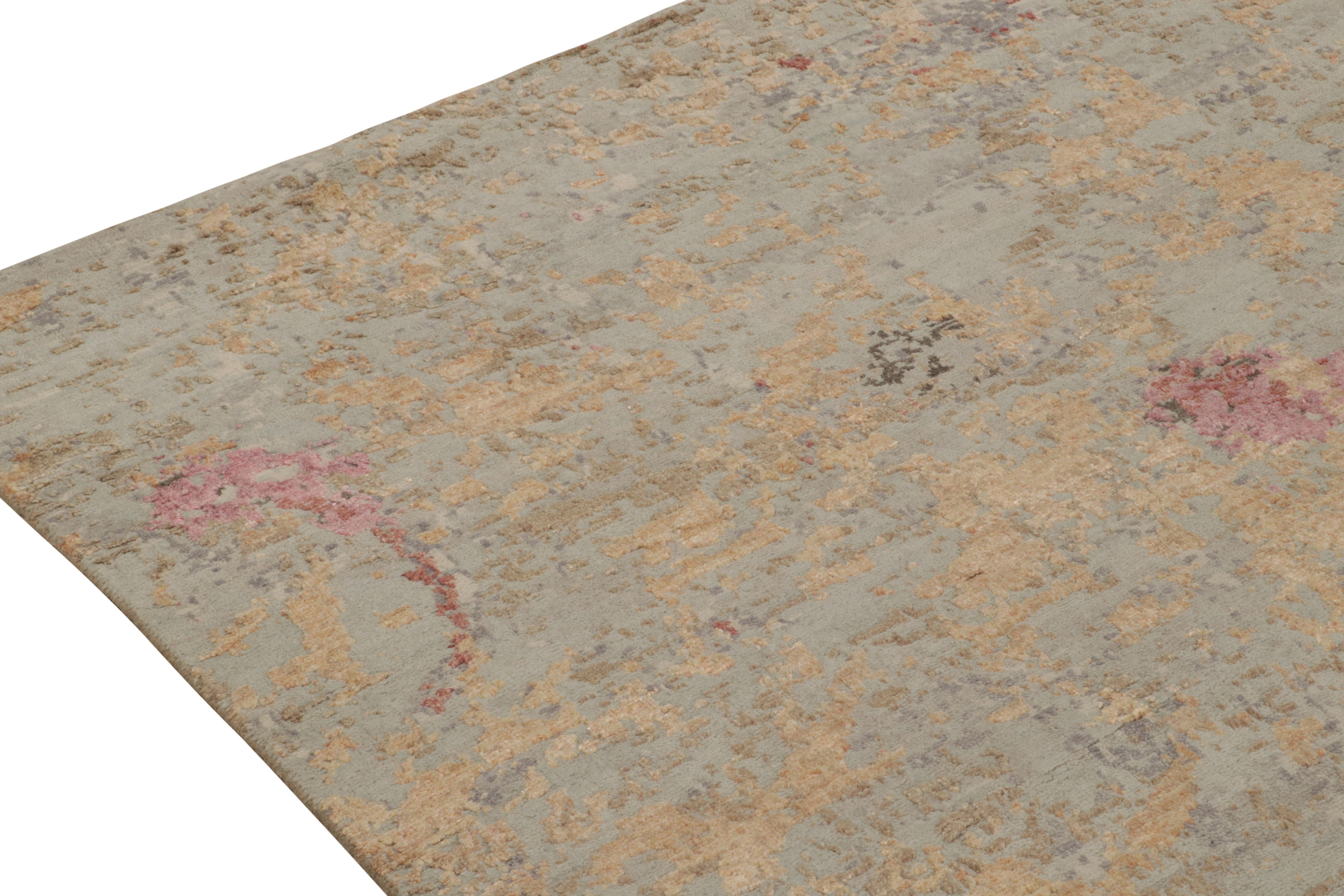 Annodato a mano Rug & Kilim è un tappeto astratto di colore blu con motivi testuali rosa e oro in vendita