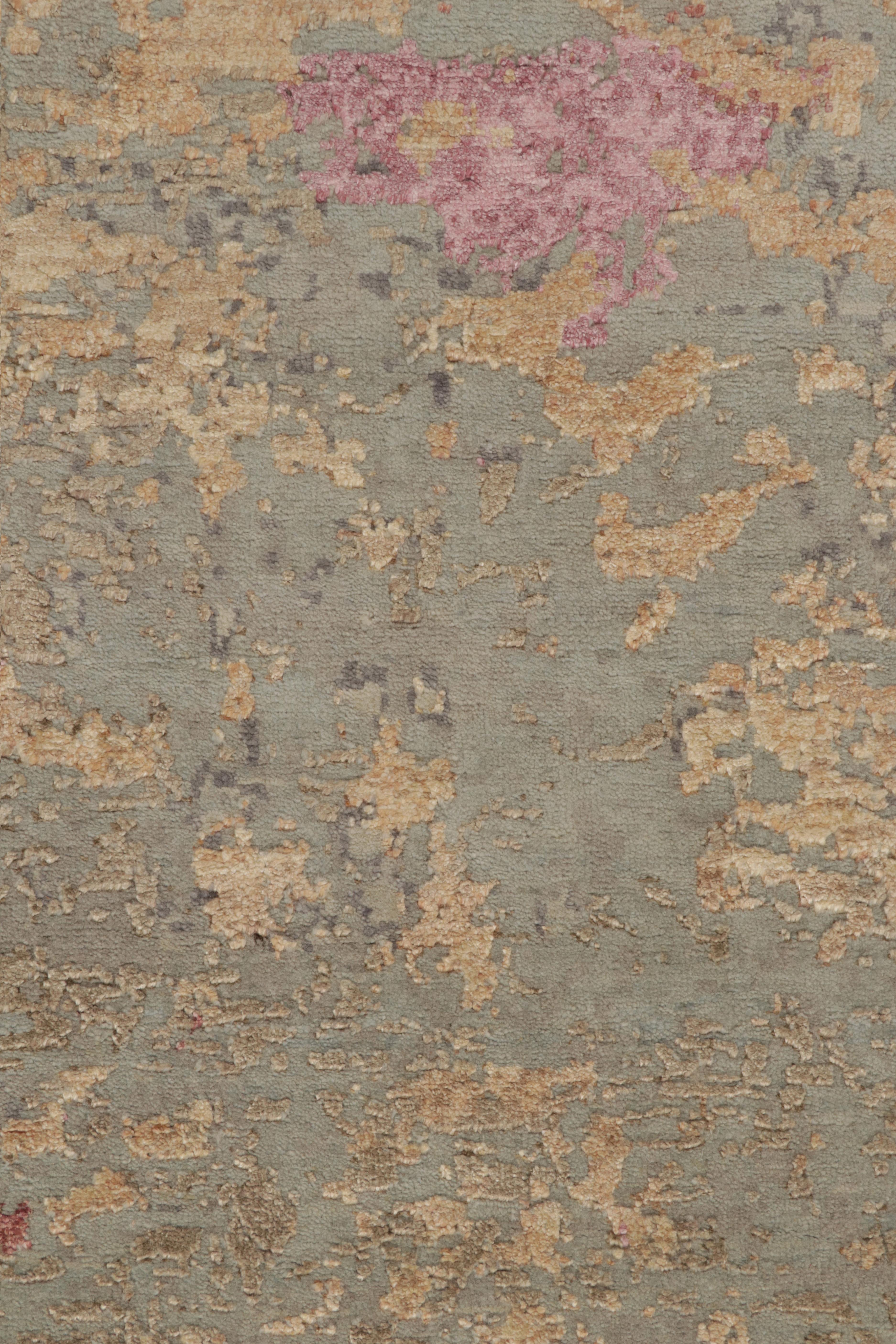 Rug & Kilim è un tappeto astratto di colore blu con motivi testuali rosa e oro In condizioni Nuovo in vendita a Long Island City, NY