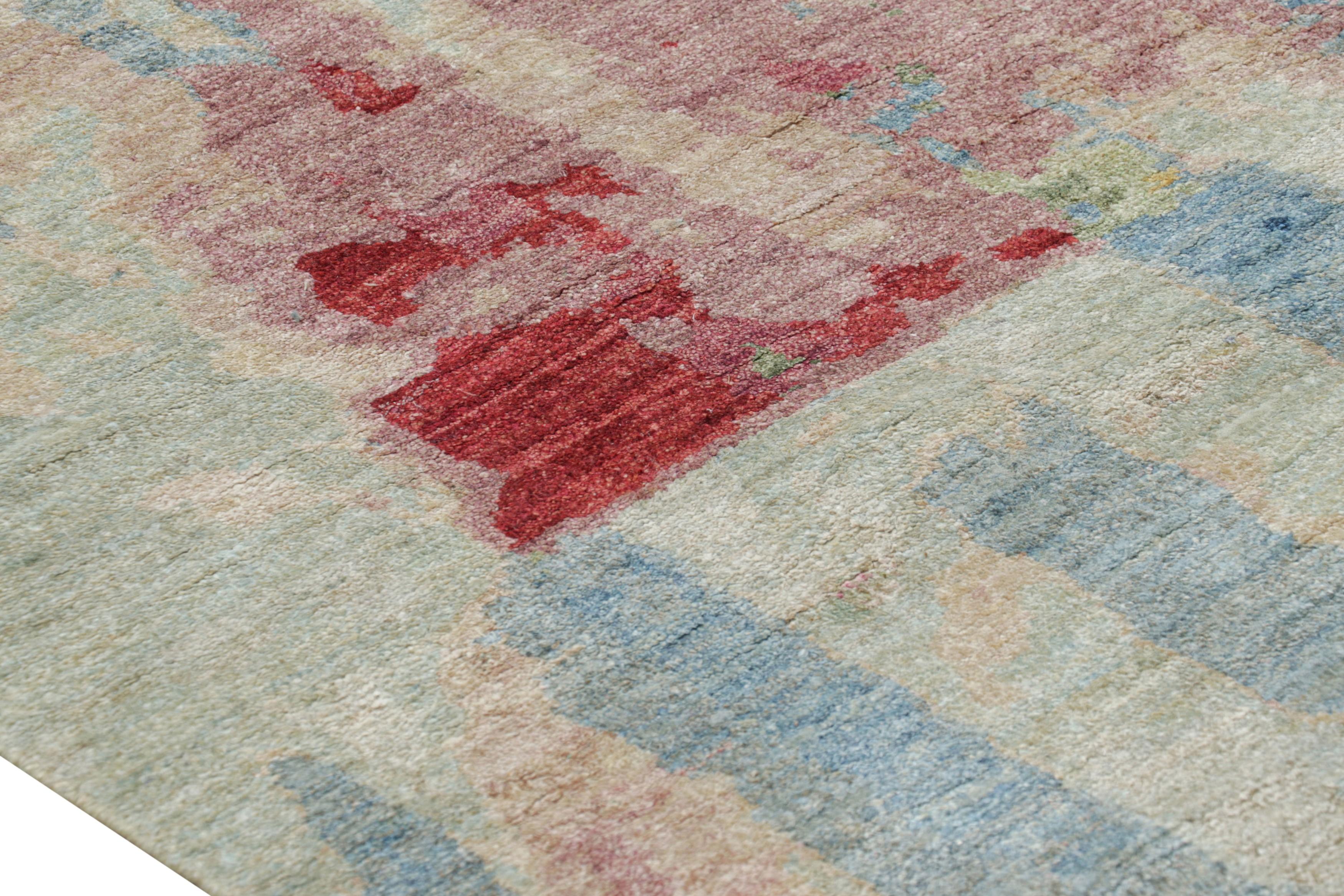 Moderne Tapis abstrait de Rug & Kilim en bleu avec des accents roses et rouges en vente