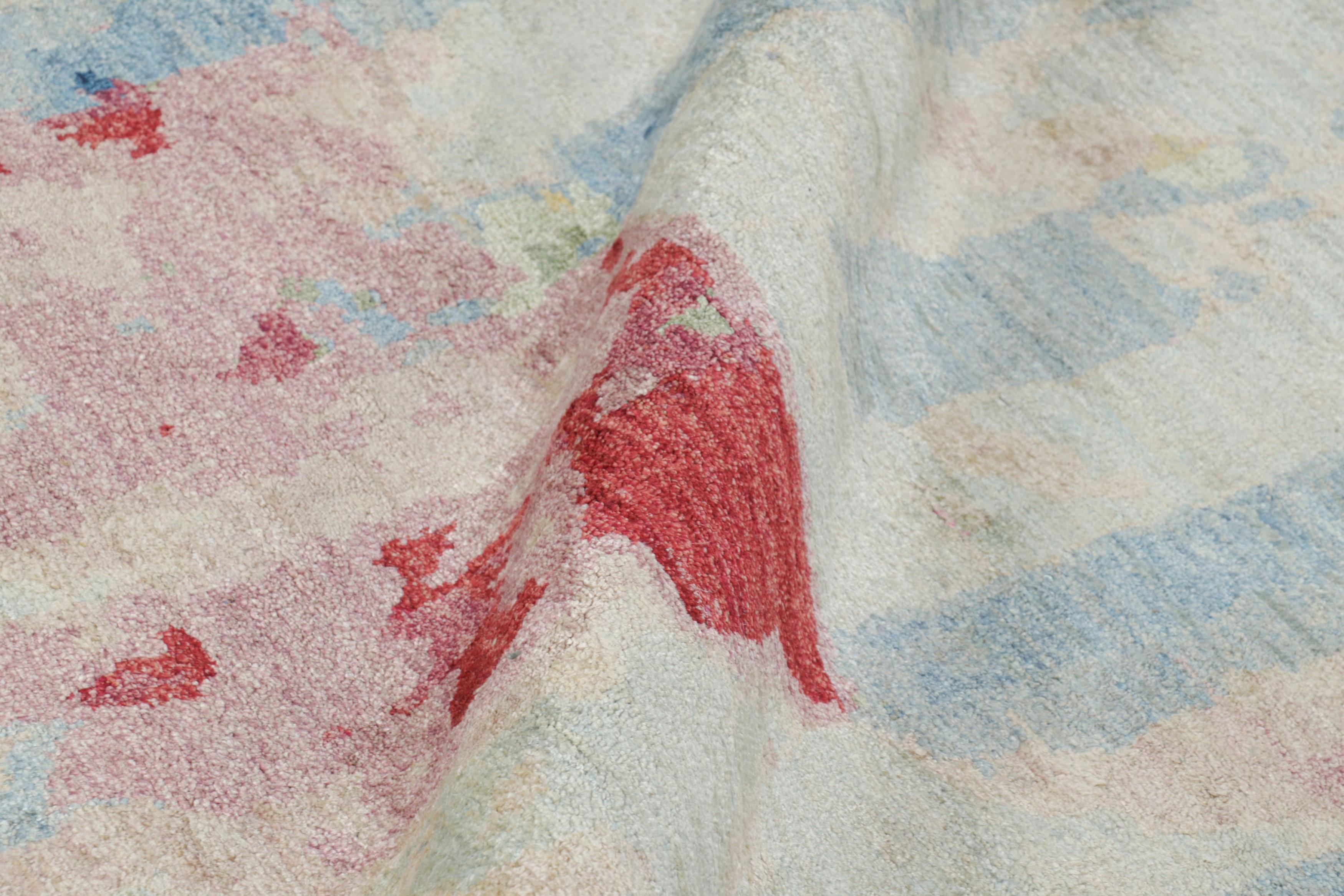 XXIe siècle et contemporain Tapis abstrait de Rug & Kilim en bleu avec des accents roses et rouges en vente