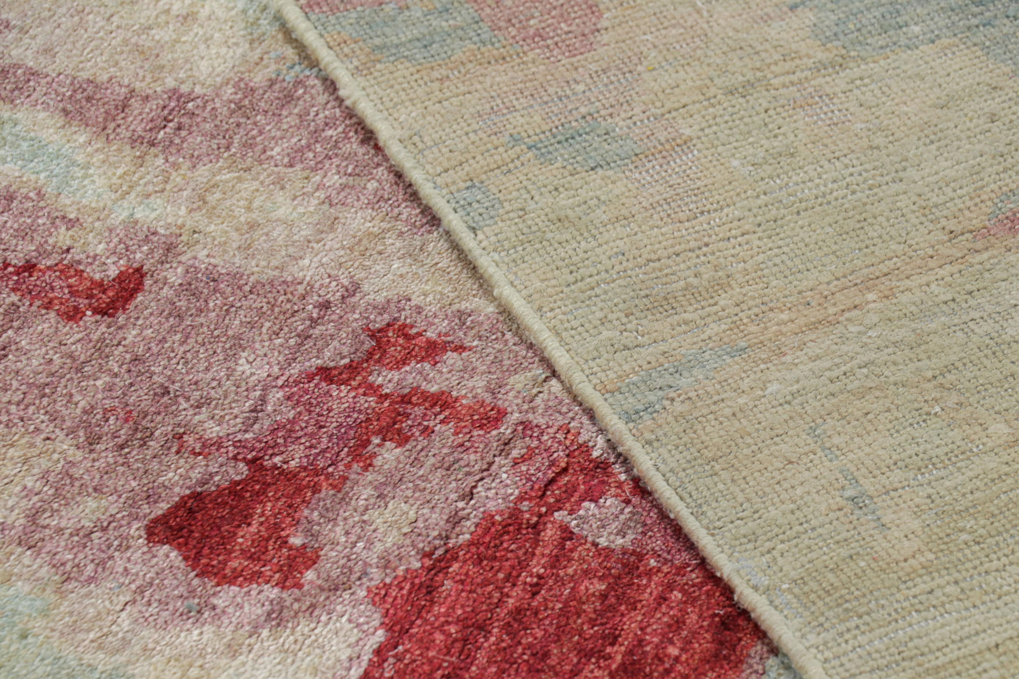 Soie Tapis abstrait de Rug & Kilim en bleu avec des accents roses et rouges en vente